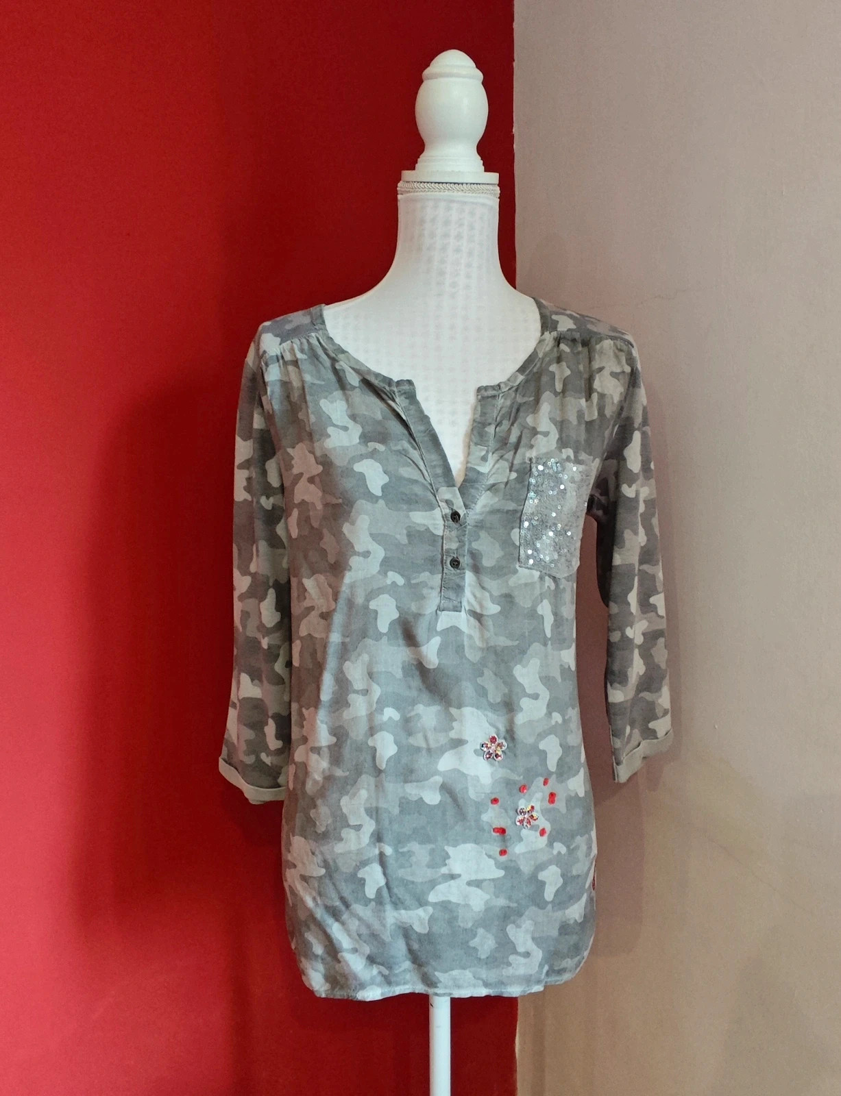🌺Camiseta con estampado camuflaje tonos grises con bolsillo de lentejuelas