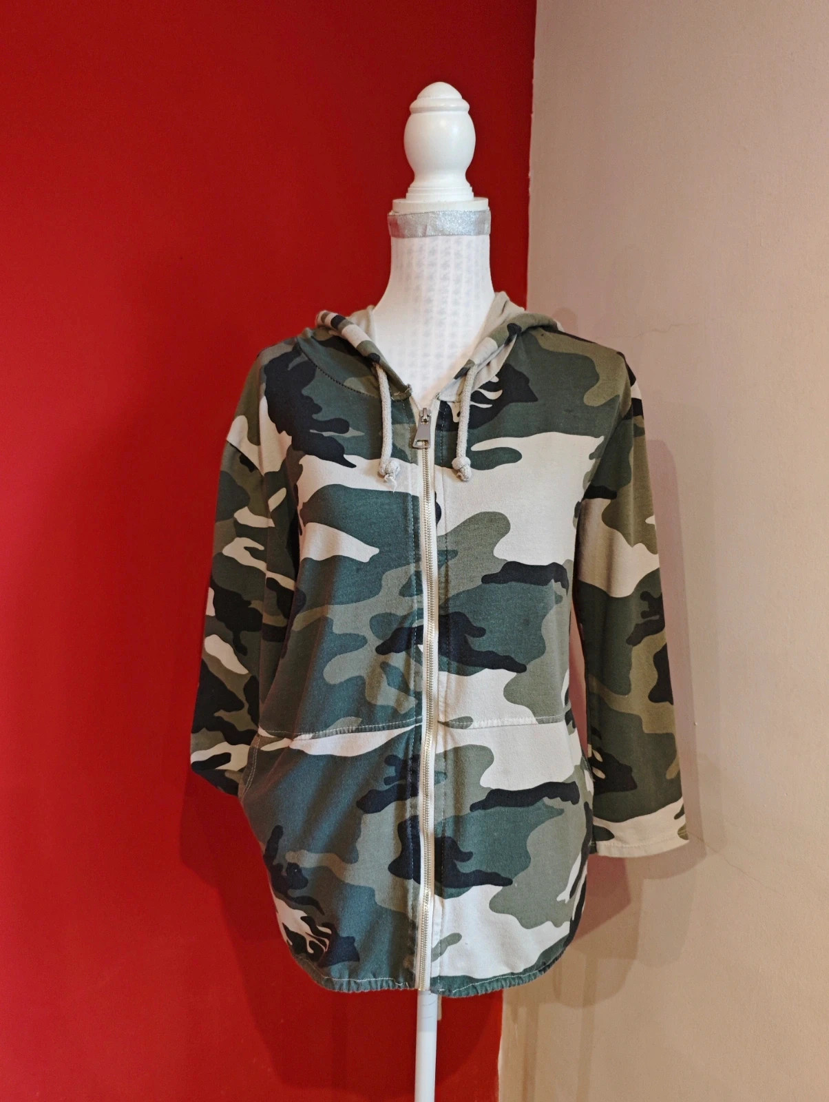 🌺Sudadera muy chula con estampado camuflaje militar en tonos verde, negro y beige