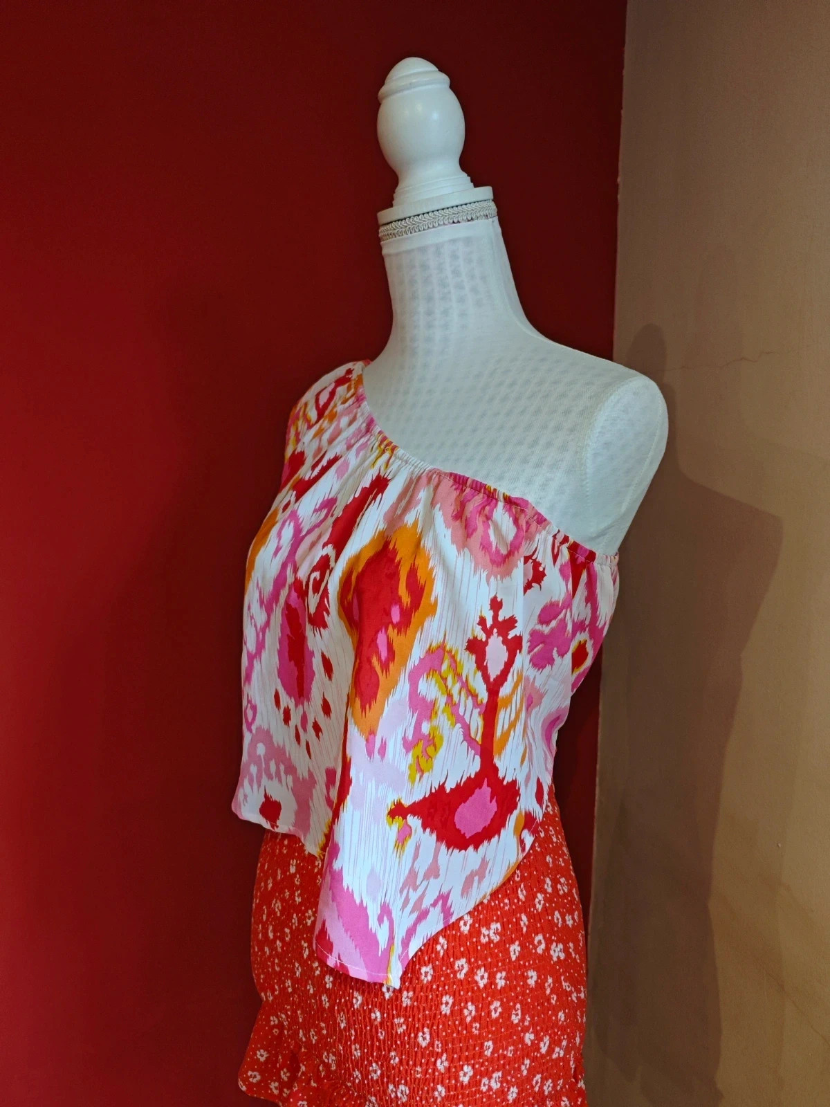 🌺 Crop top estampado con hombro al aire – taille L / 40 / 12 4