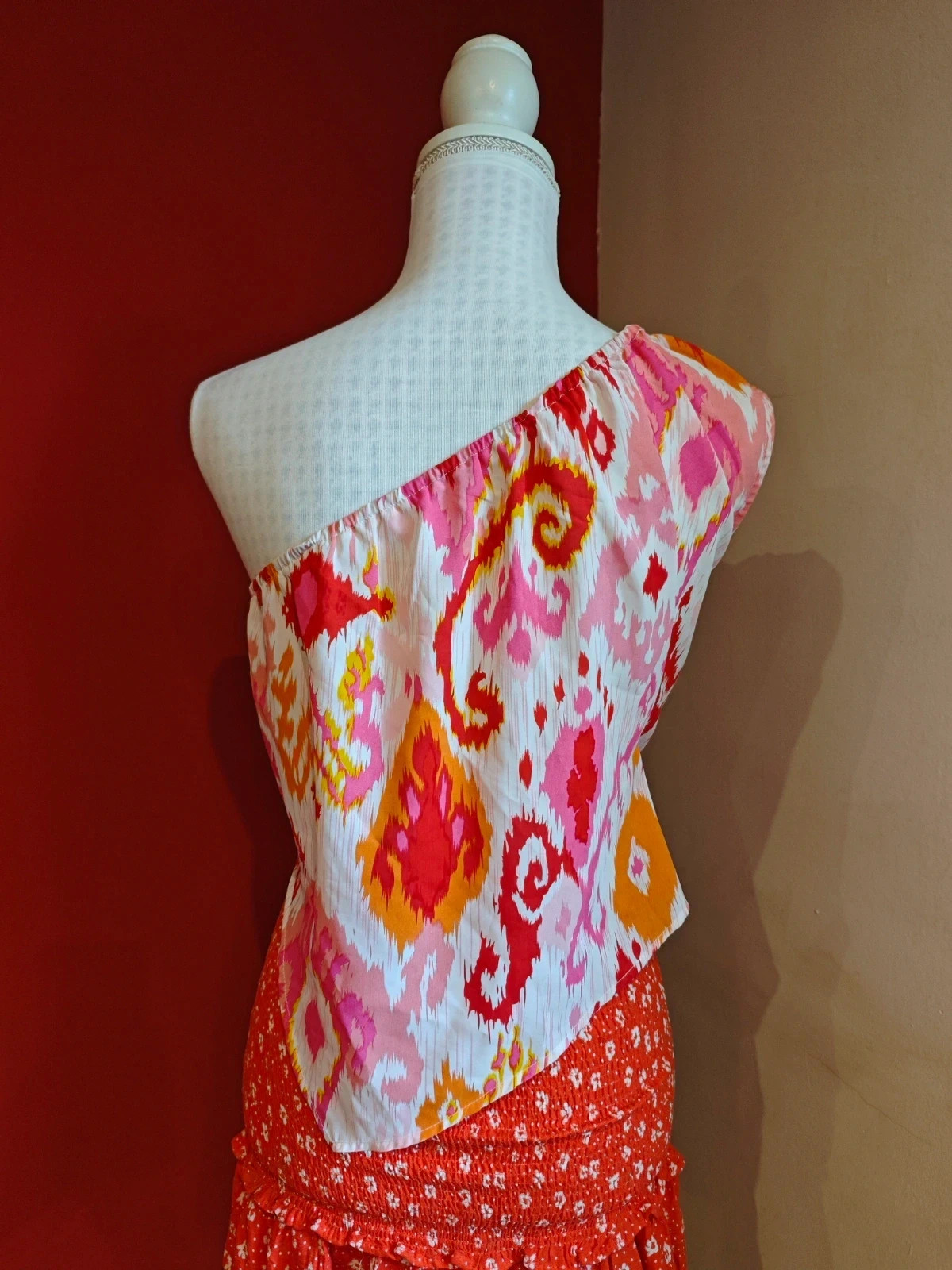 🌺 Crop top estampado con hombro al aire – taille L / 40 / 12 5