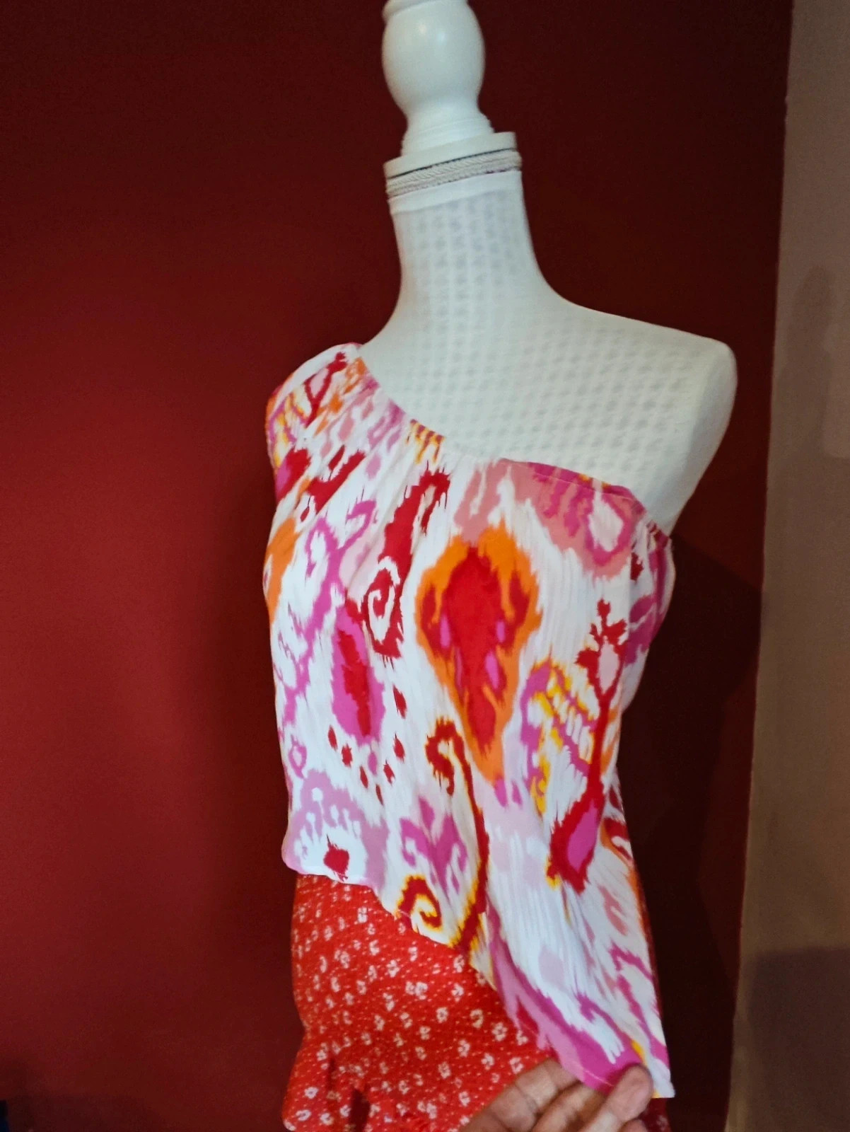 🌺 Crop top estampado con hombro al aire – taille L / 40 / 12 3