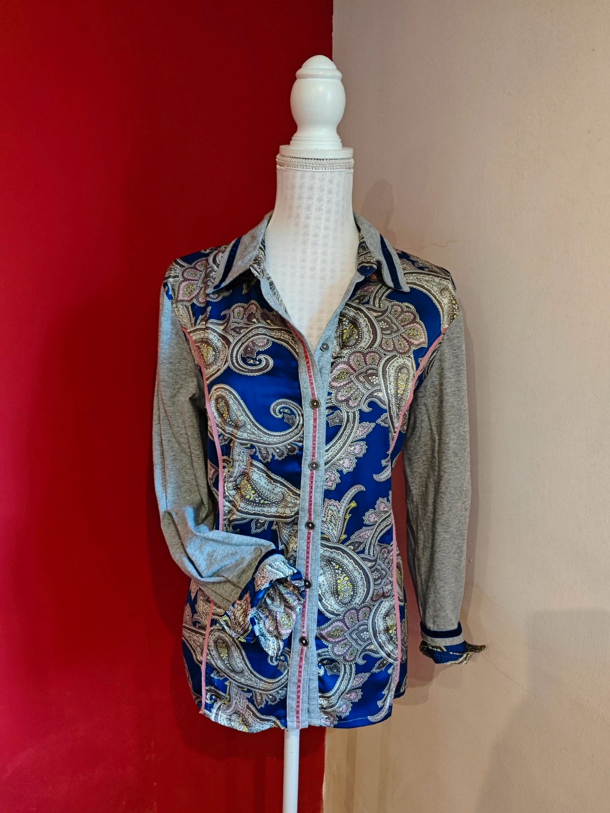🌺Camisa combinada tejido estampado cachemir con punto gris en mangas y cuello