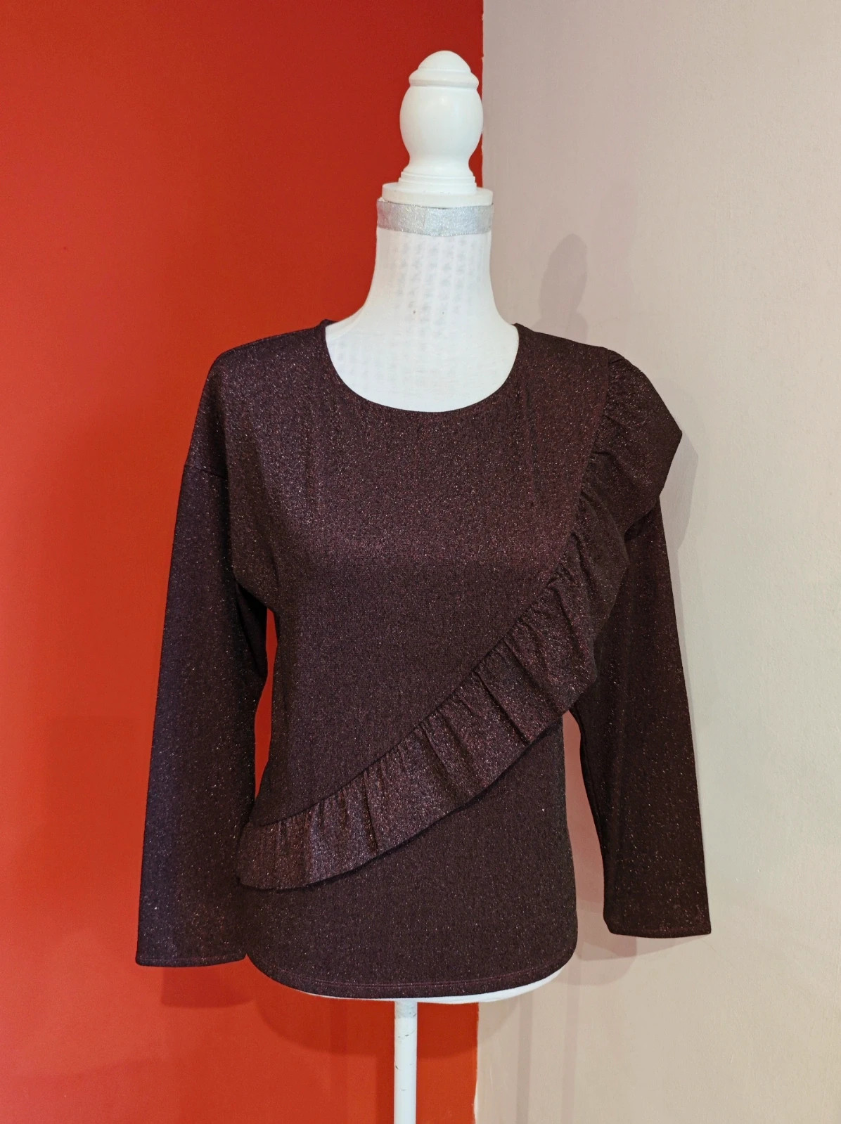 🌺 Bonito jersey morado de punto fino lurex con volante cruzado delante