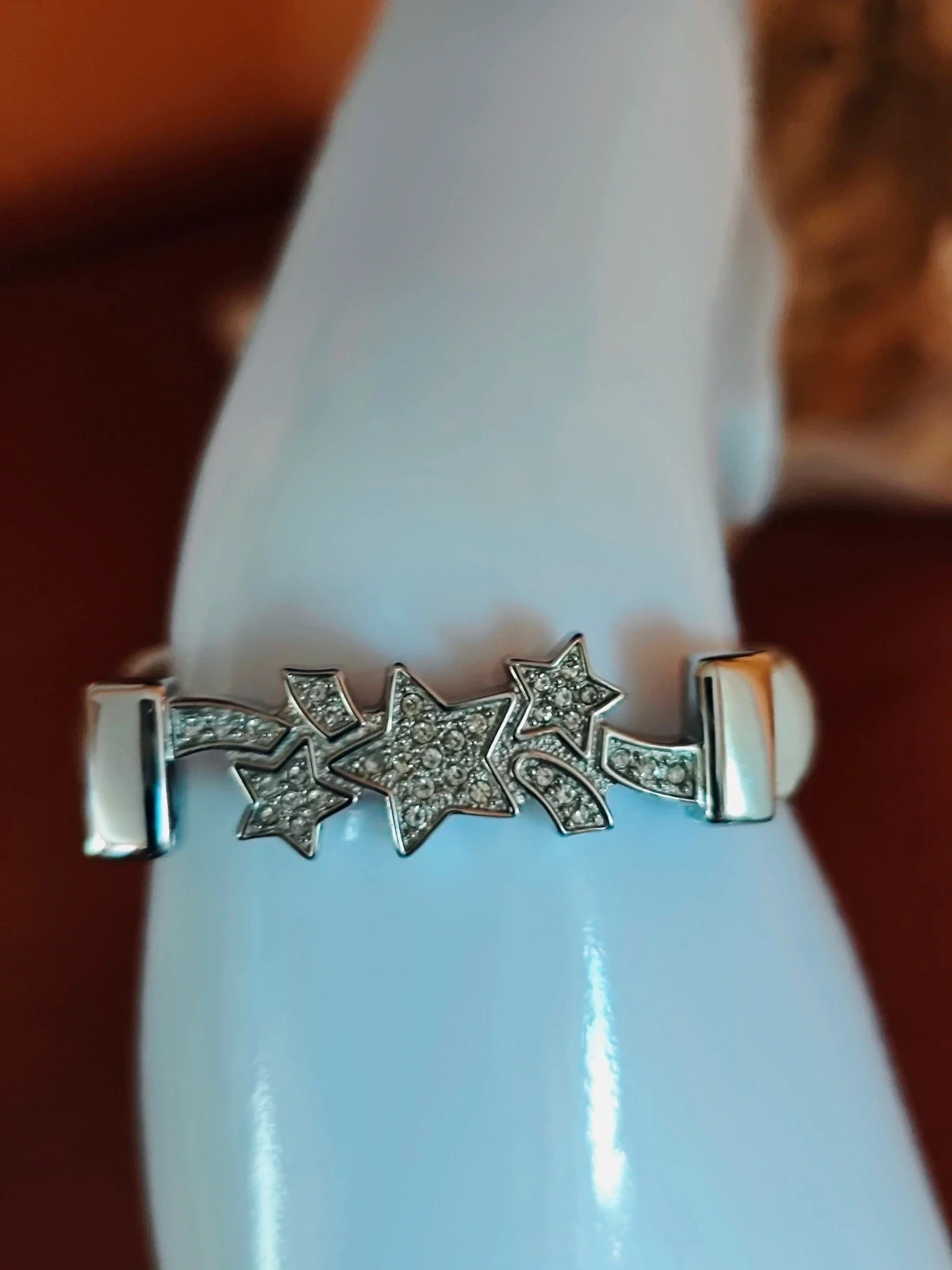 🌺Pulsera de piel blanca con pieza de acero inoxidable libre de níquel con estrellas y brillantitos – Vera Pelle 3