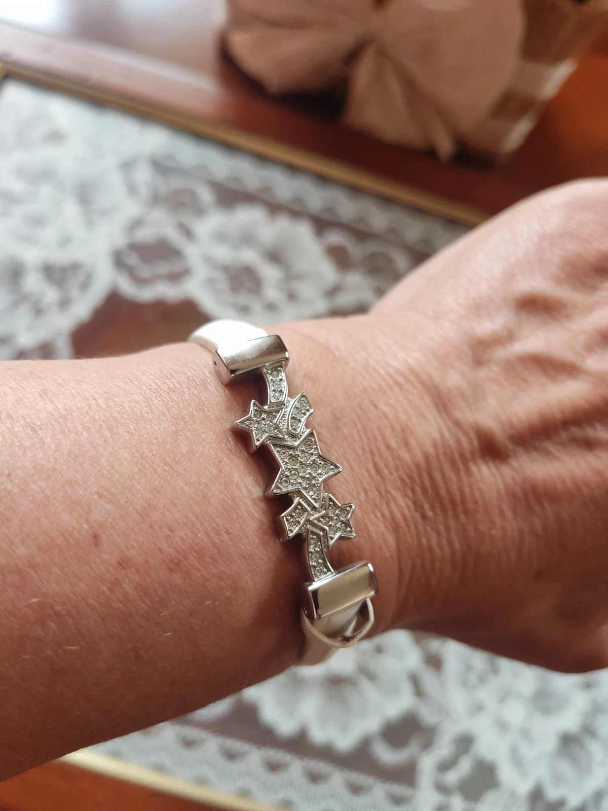 🌺Pulsera de piel blanca con pieza de acero inoxidable libre de níquel con estrellas y brillantitos