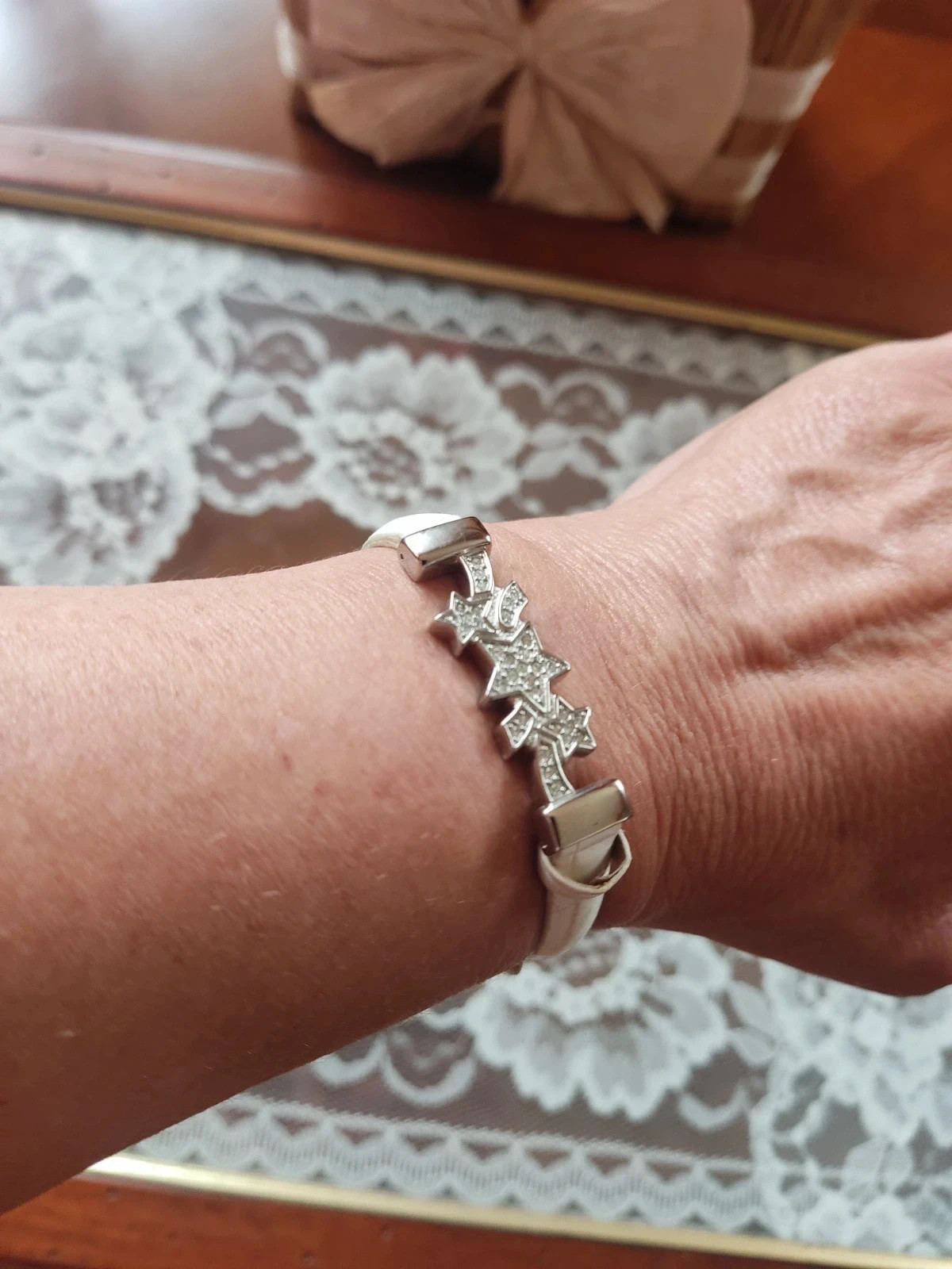 🌺Pulsera de piel blanca con pieza de acero inoxidable libre de níquel con estrellas y brillantitos – Vera Pelle 2