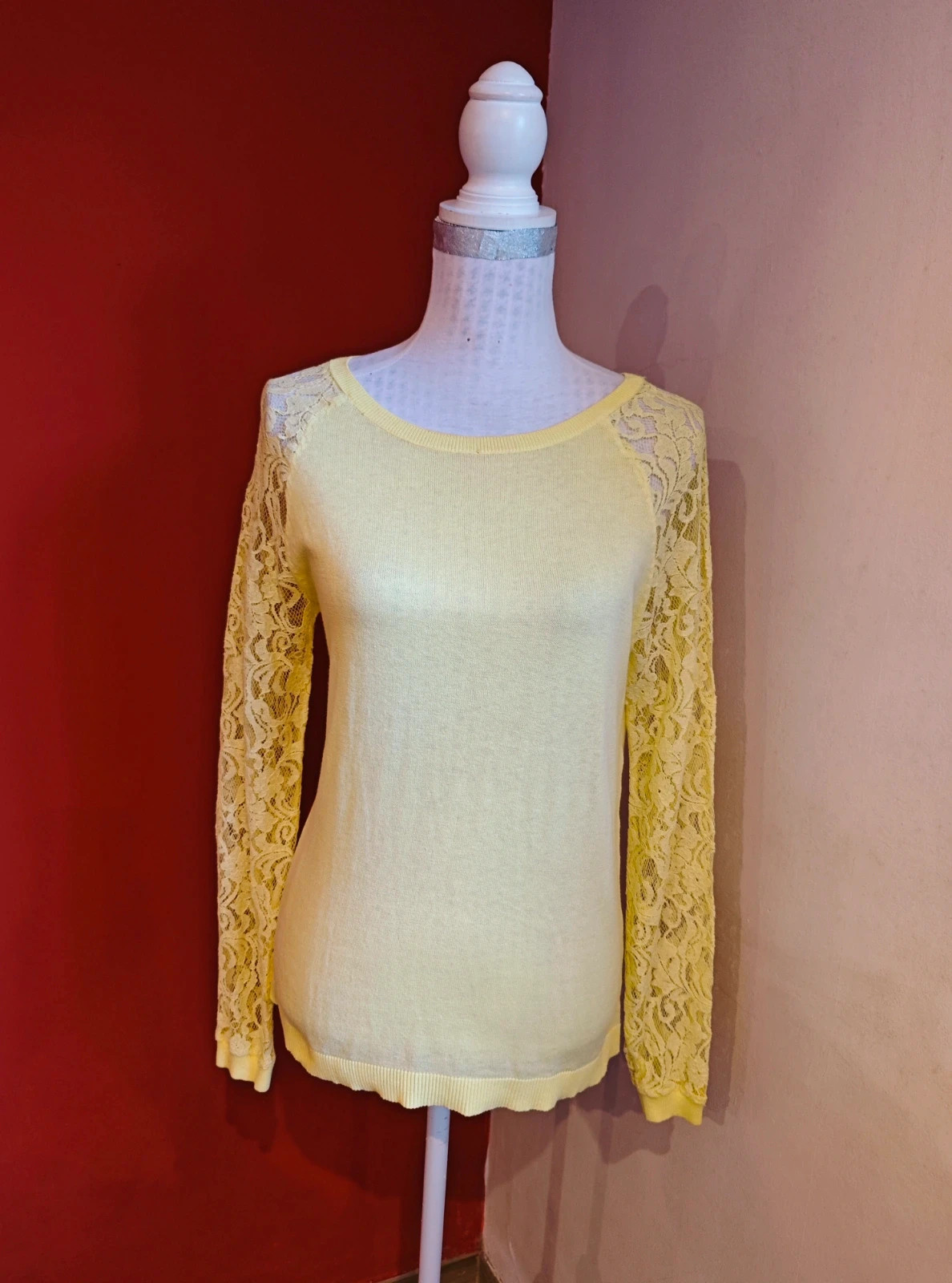 🌺 Bonito jersey fino color amarillo claro con mangas de blonda, talla M