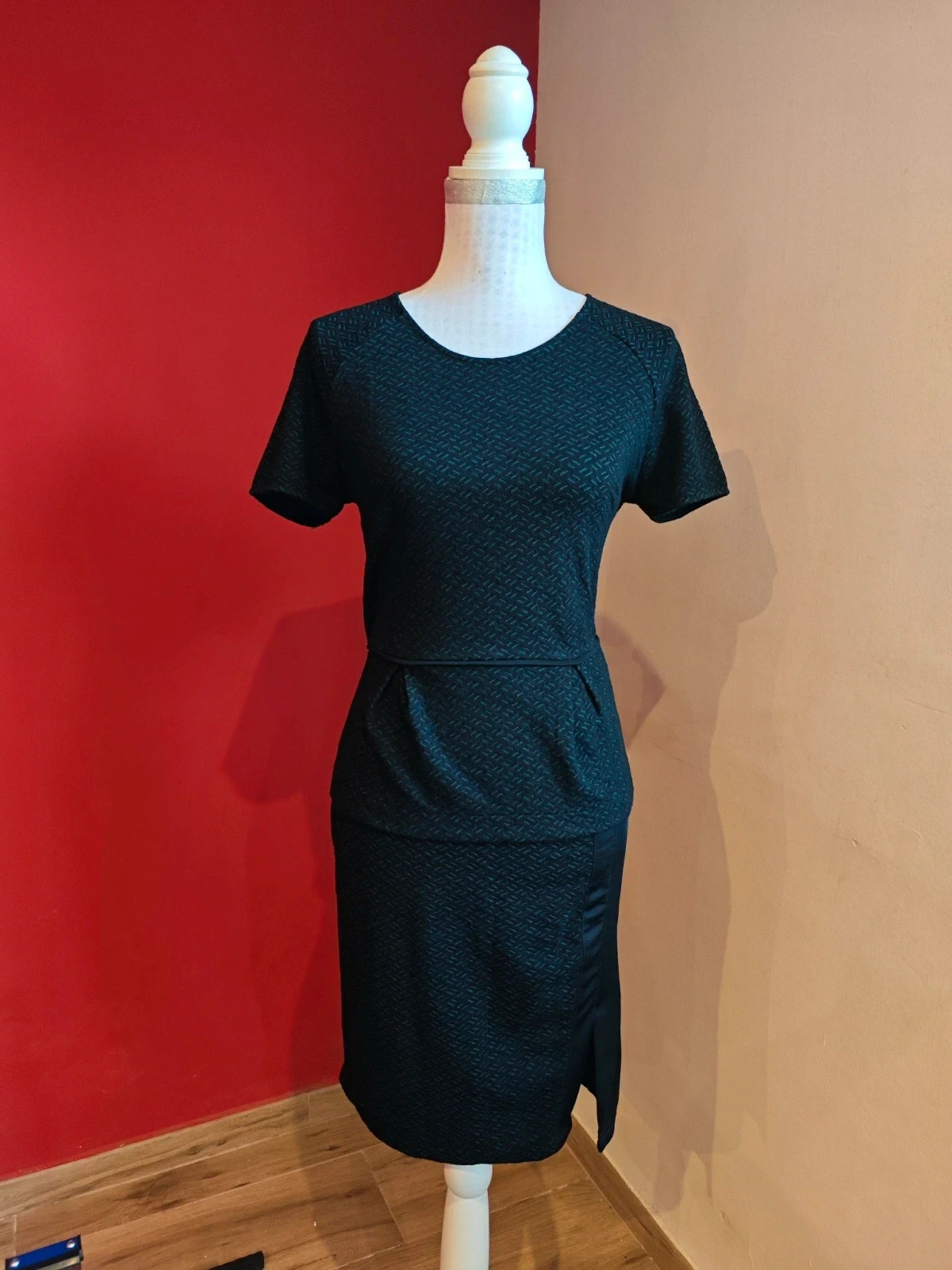 🌺 Elegante conjunto de falda y top negro con pintas verdes, de Trucco