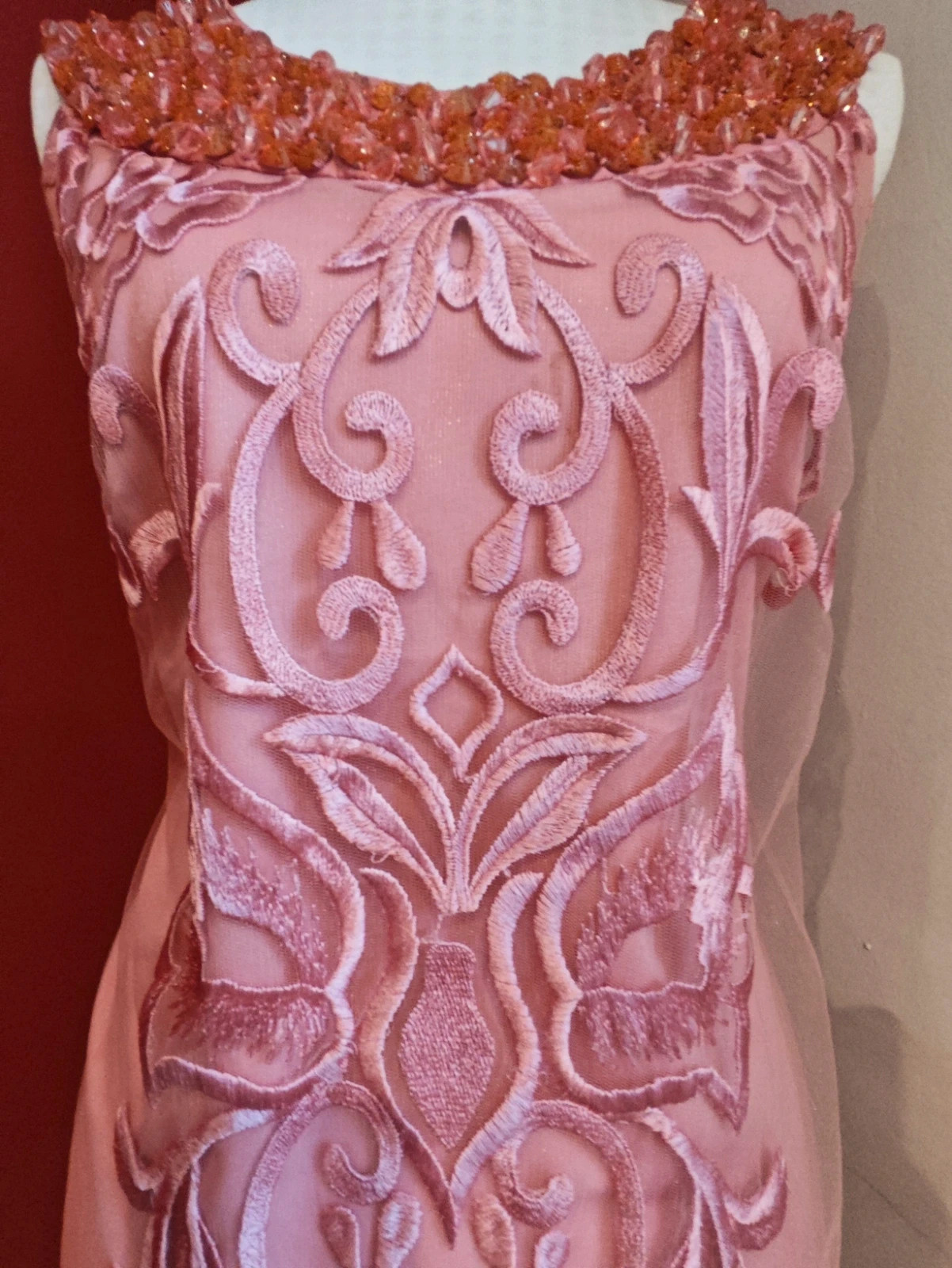 🌺Vestido super especial de gasa rosa con bordados delante y cuello de abalorios – Olimara – taille XXXL / 46 / 18 3