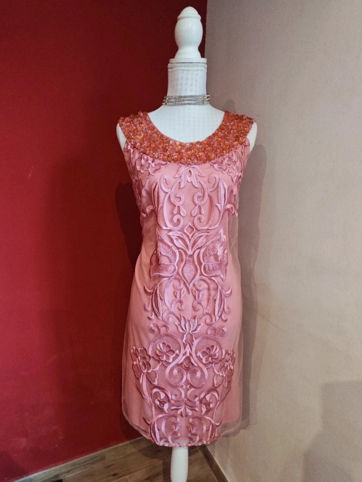 🌺Vestido super especial de gasa rosa con bordados delante y cuello de abalorios