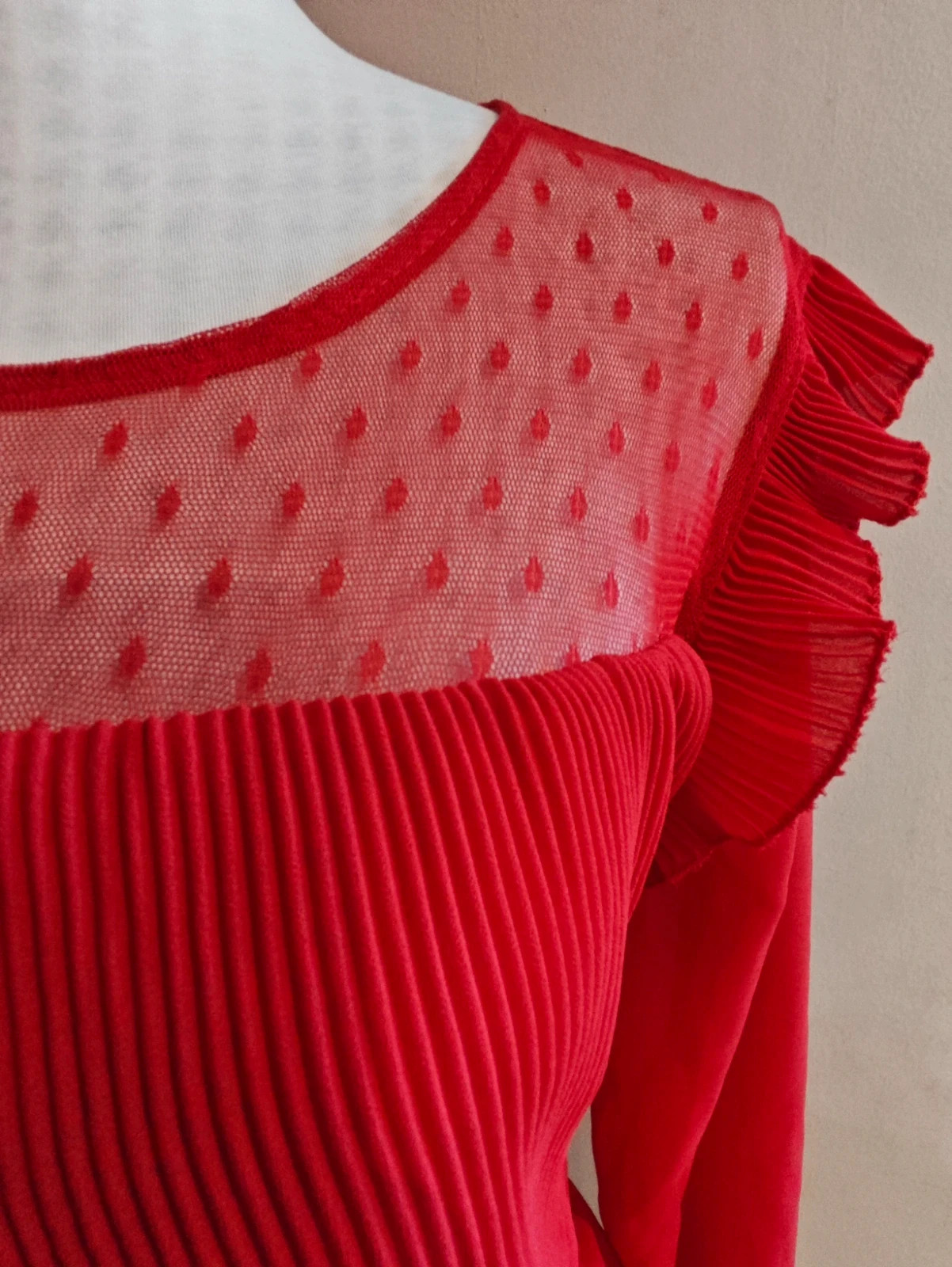 🌺 Divina blusa de gasa roja con tul en escote y plisado en volantitos y pecho – Freestyle – taille L / 40 / 12 5