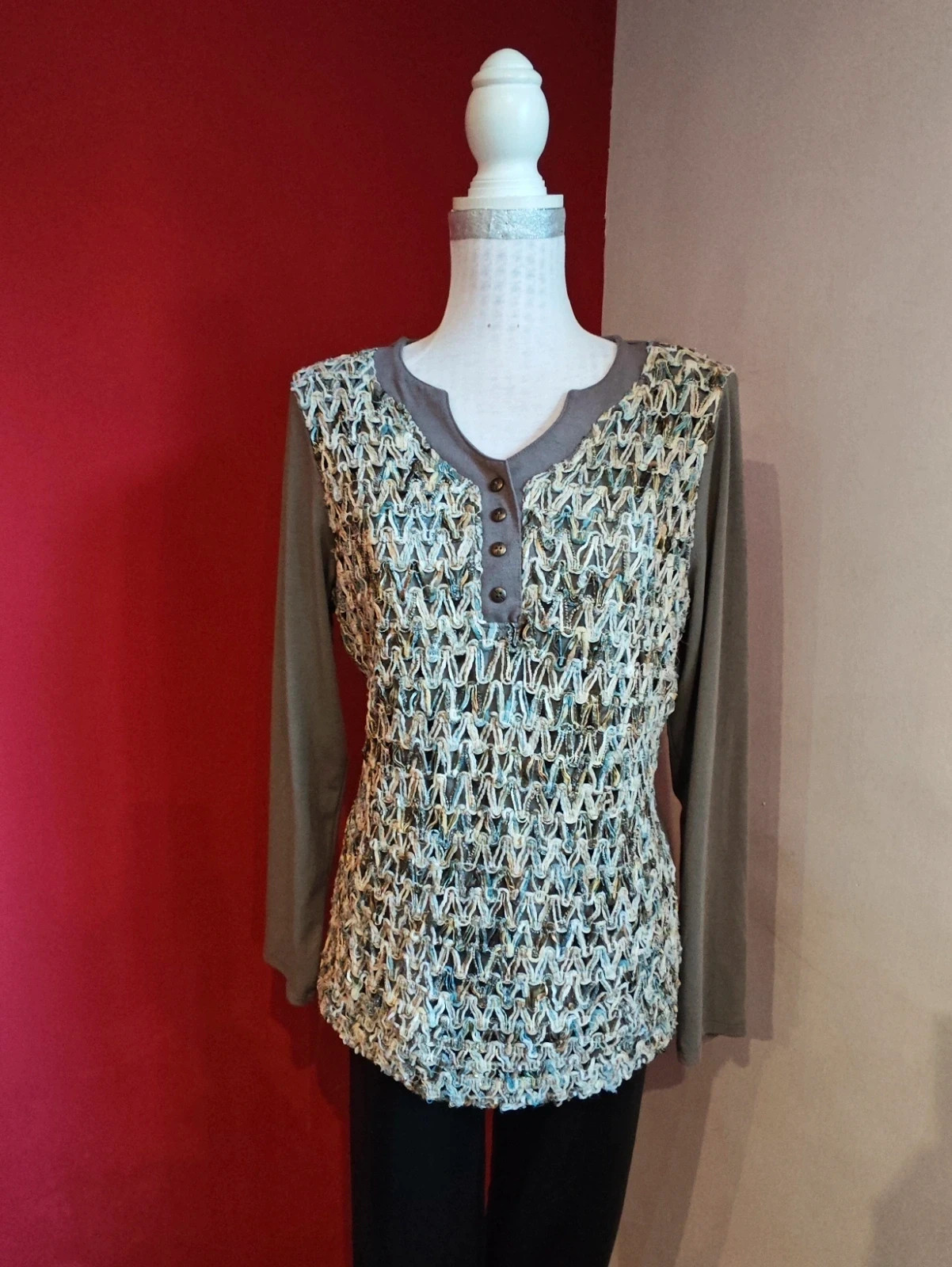 🌺 Camiseta gris con cordones de hilos beige, azul, dorado y plateado delante