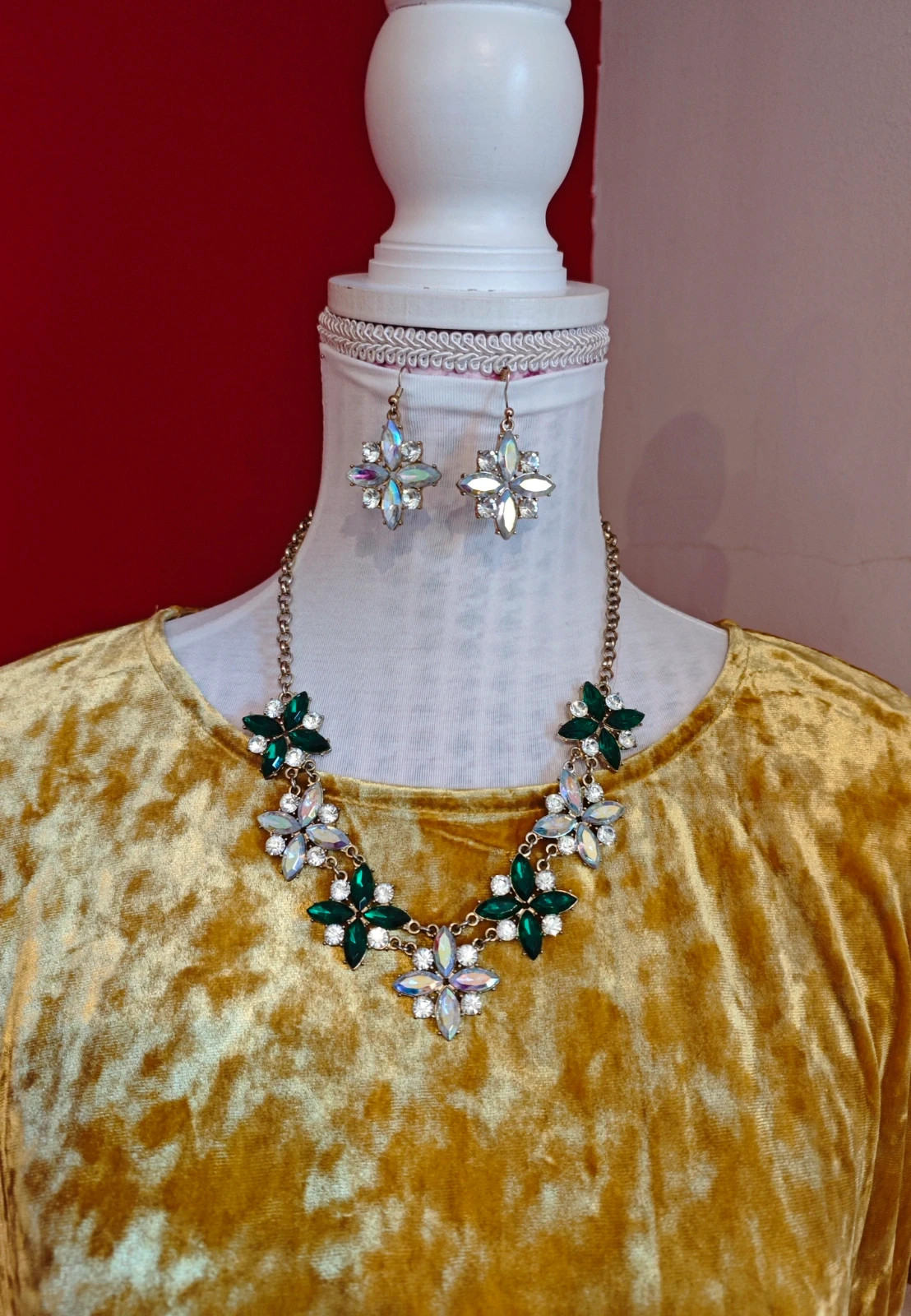 🌺 Conjunto de collar y pendientes con brillantes verdes y plateados