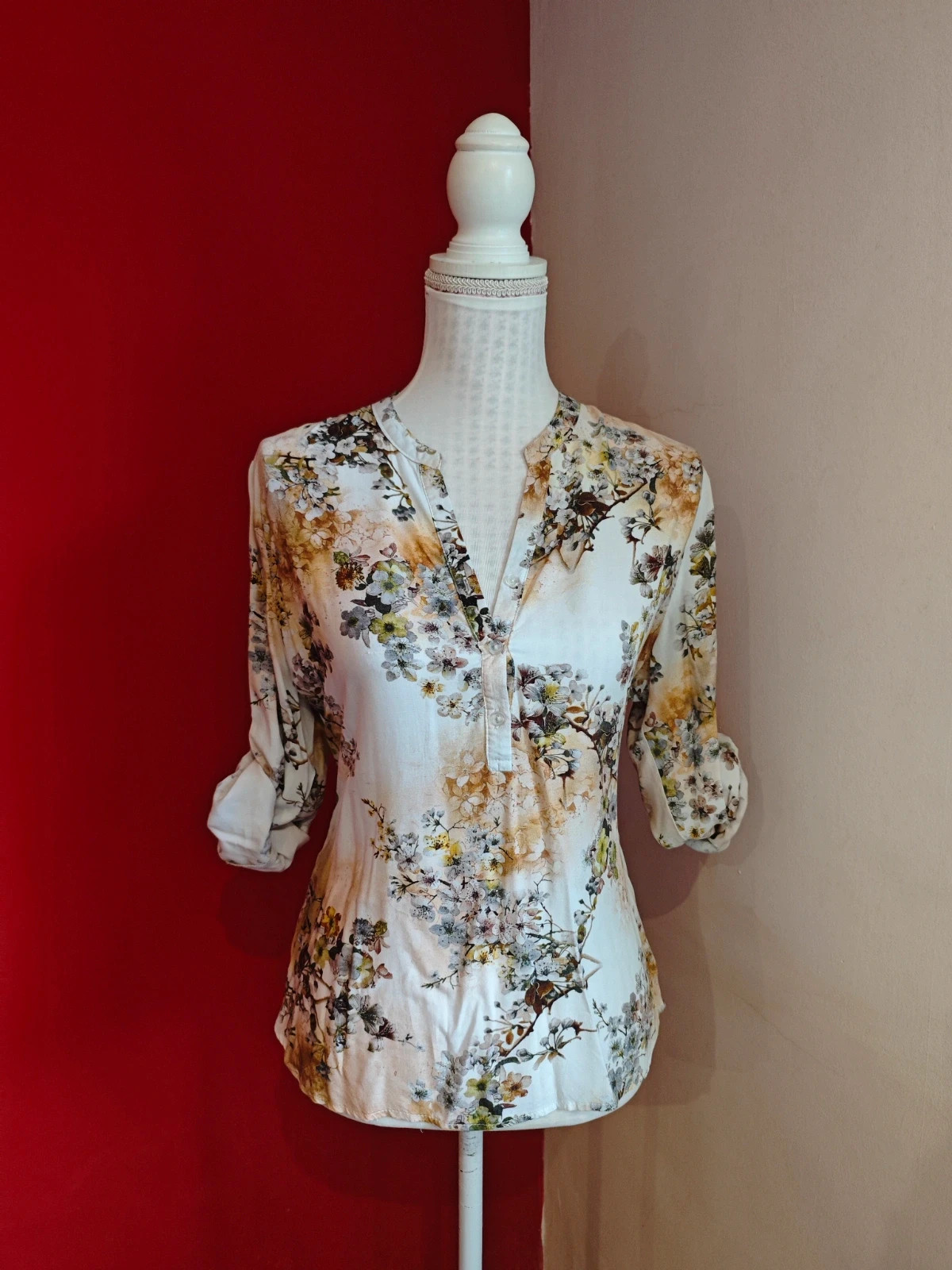 🌺Bonita blusa blanca con estampado floral tonos verde y tierra – Boteli – taille XXL / 44 / 16 2