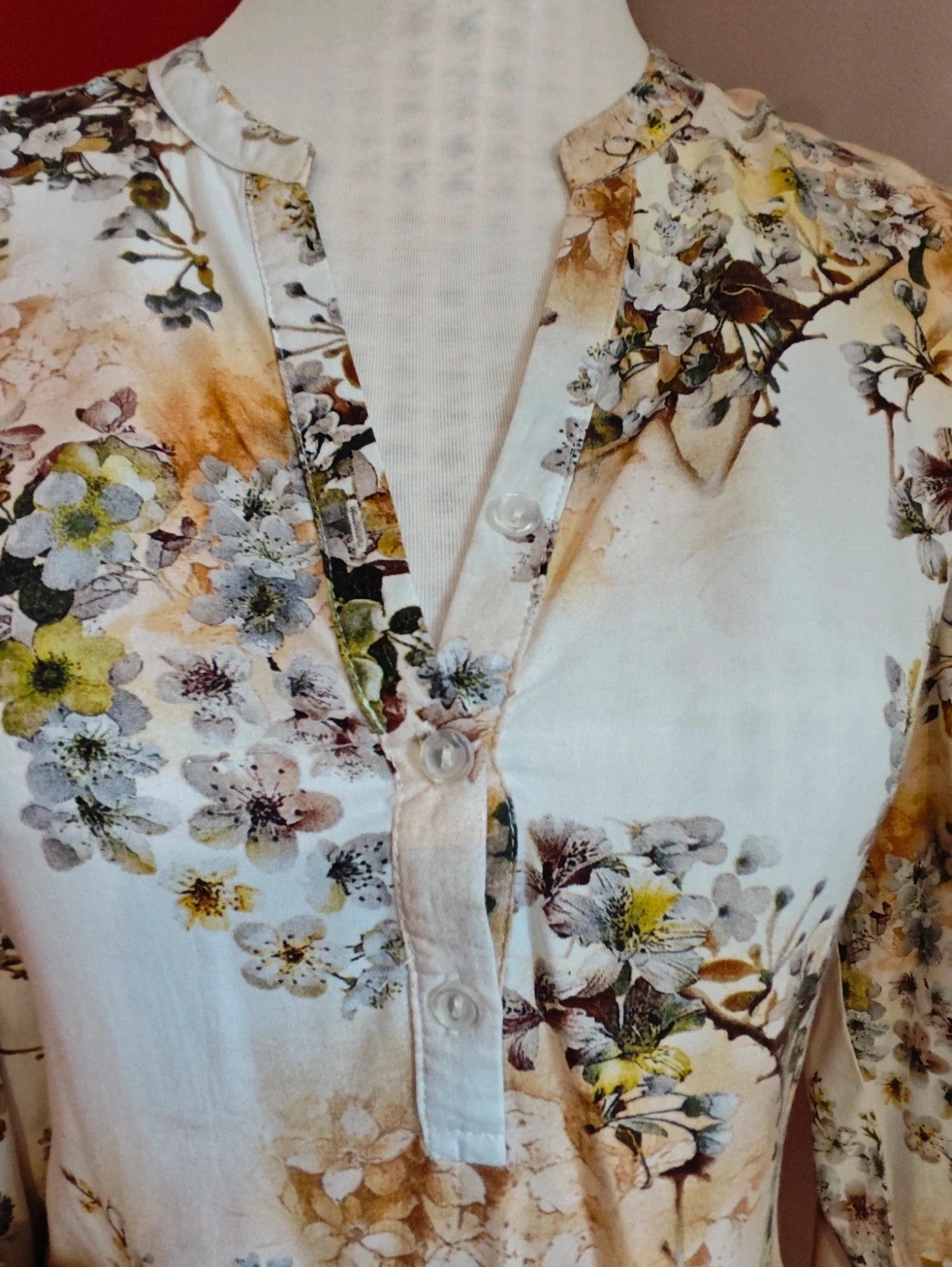 🌺Bonita blusa blanca con estampado floral tonos verde y tierra – Boteli – taille XXL / 44 / 16 5