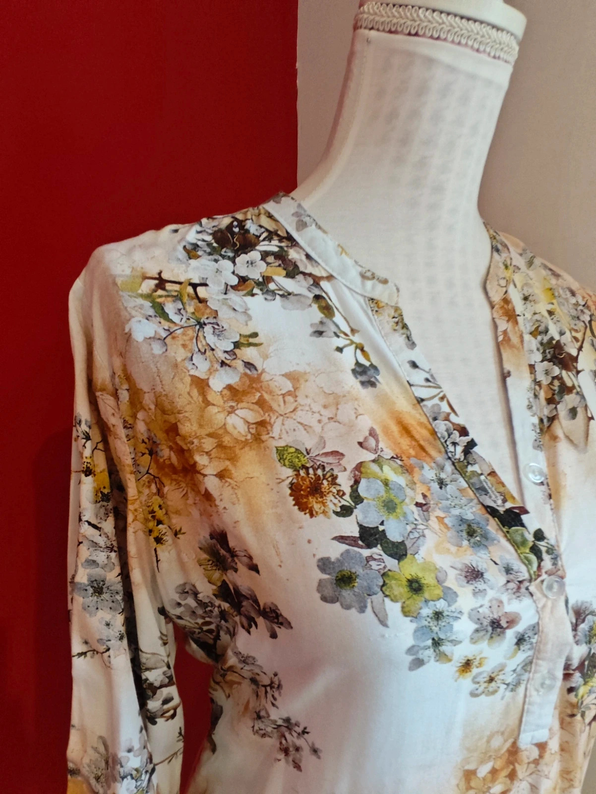 🌺Bonita blusa blanca con estampado floral tonos verde y tierra – Boteli – taille XXL / 44 / 16 4
