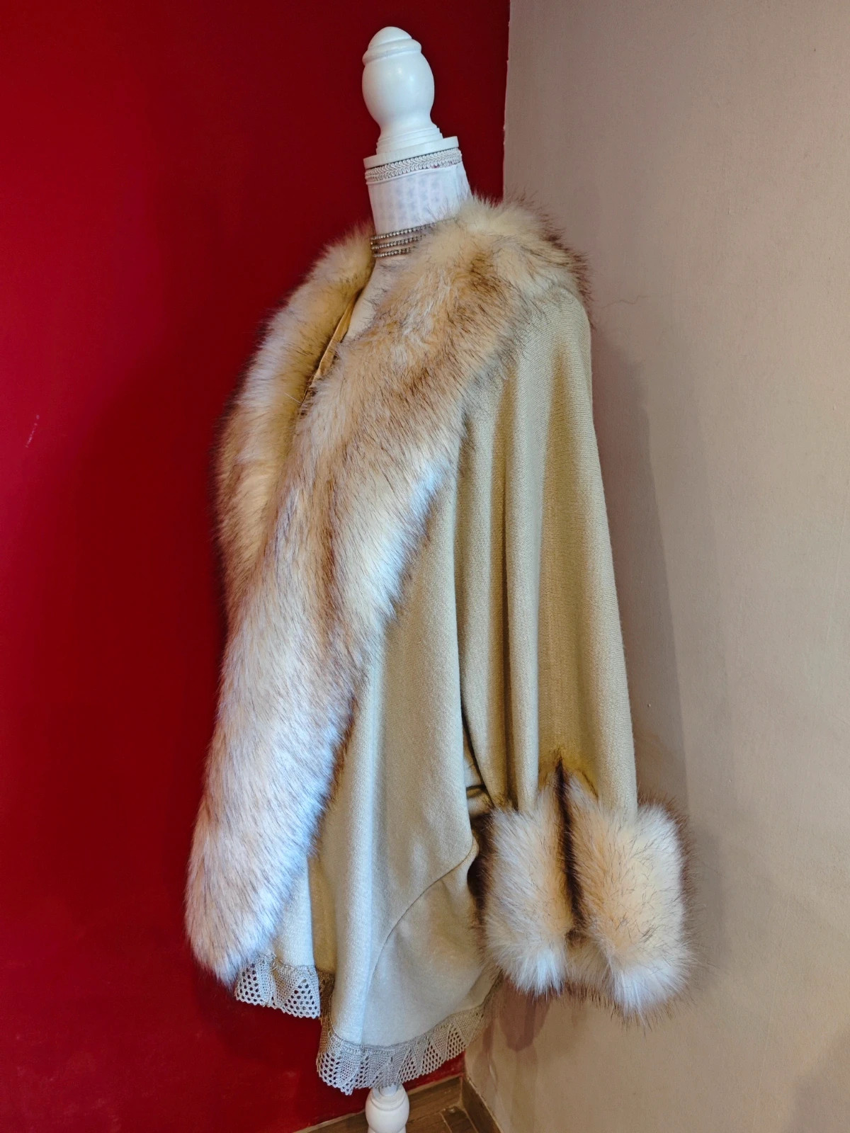 🌺 Maravillosa chaqueta poncho de punto beige con piel sintética en puños y cuello – Top Queens – taille Taille unique 3