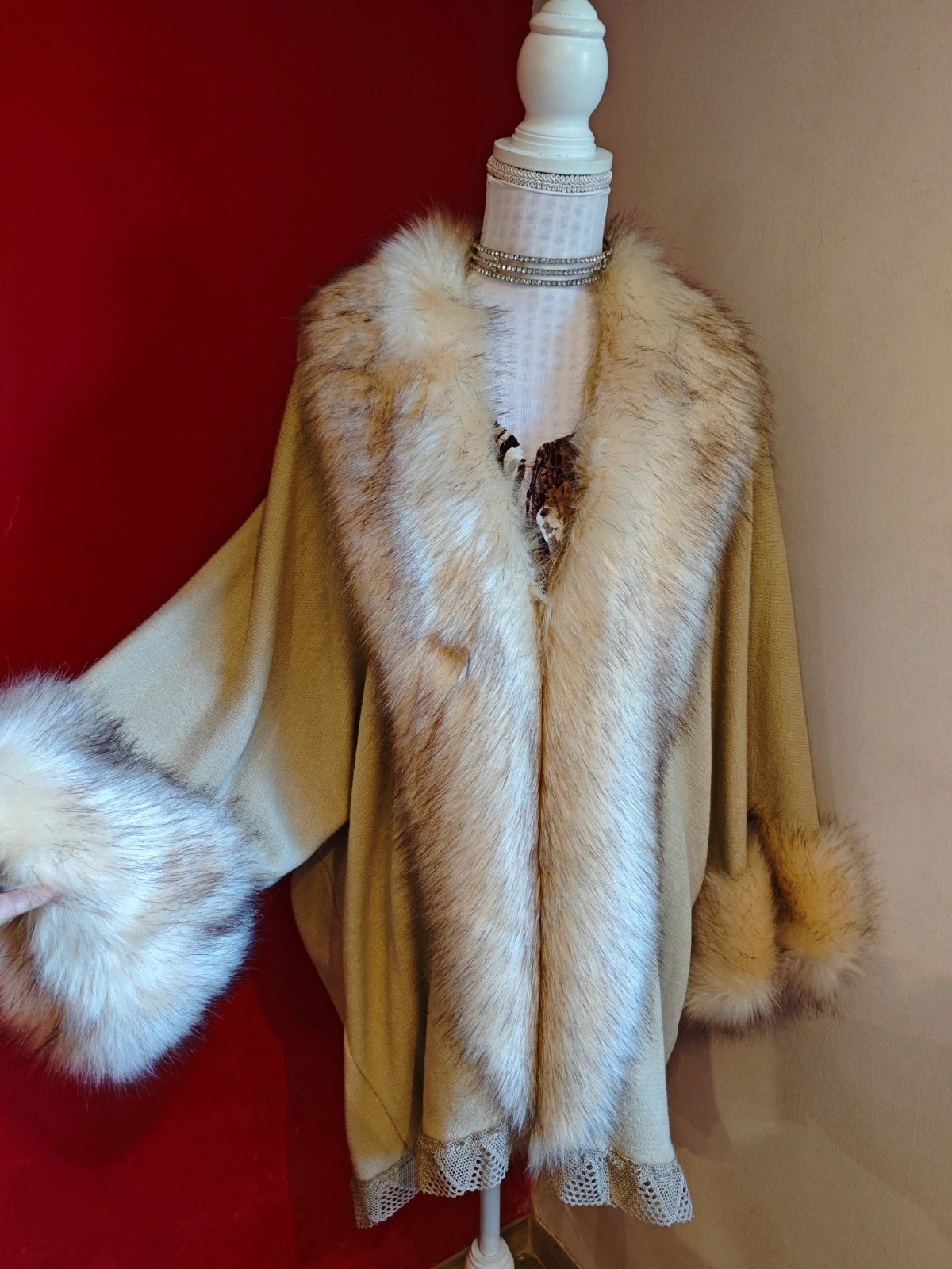 🌺 Maravillosa chaqueta poncho de punto beige con piel sintética en puños y cuello – Top Queens – taille Taille unique 2