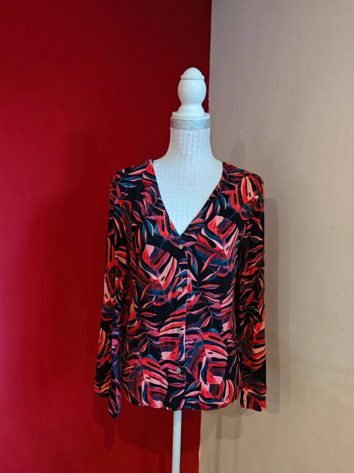 🌺Camisa con estampado floral tonos rojos, rosas y gris y fondo negro – taille XL / 42 / 14 2