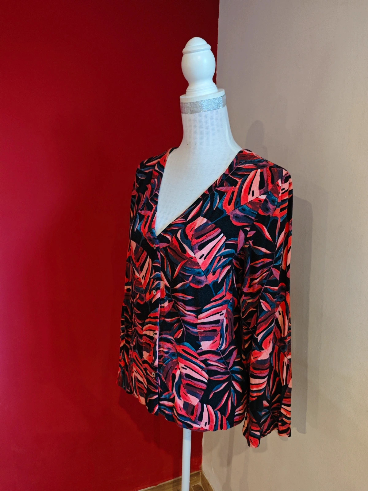 🌺Camisa con estampado floral tonos rojos, rosas y gris y fondo negro – taille XL / 42 / 14 3
