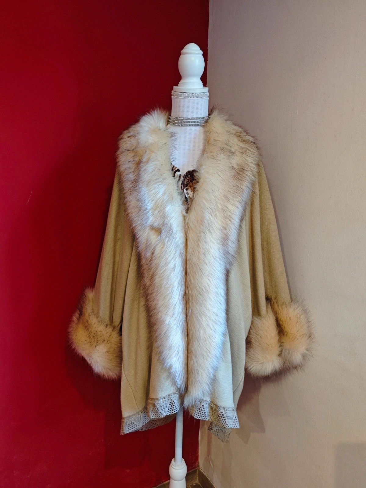 🌺 Maravillosa chaqueta poncho de punto beige con piel sintética en puños y cuello