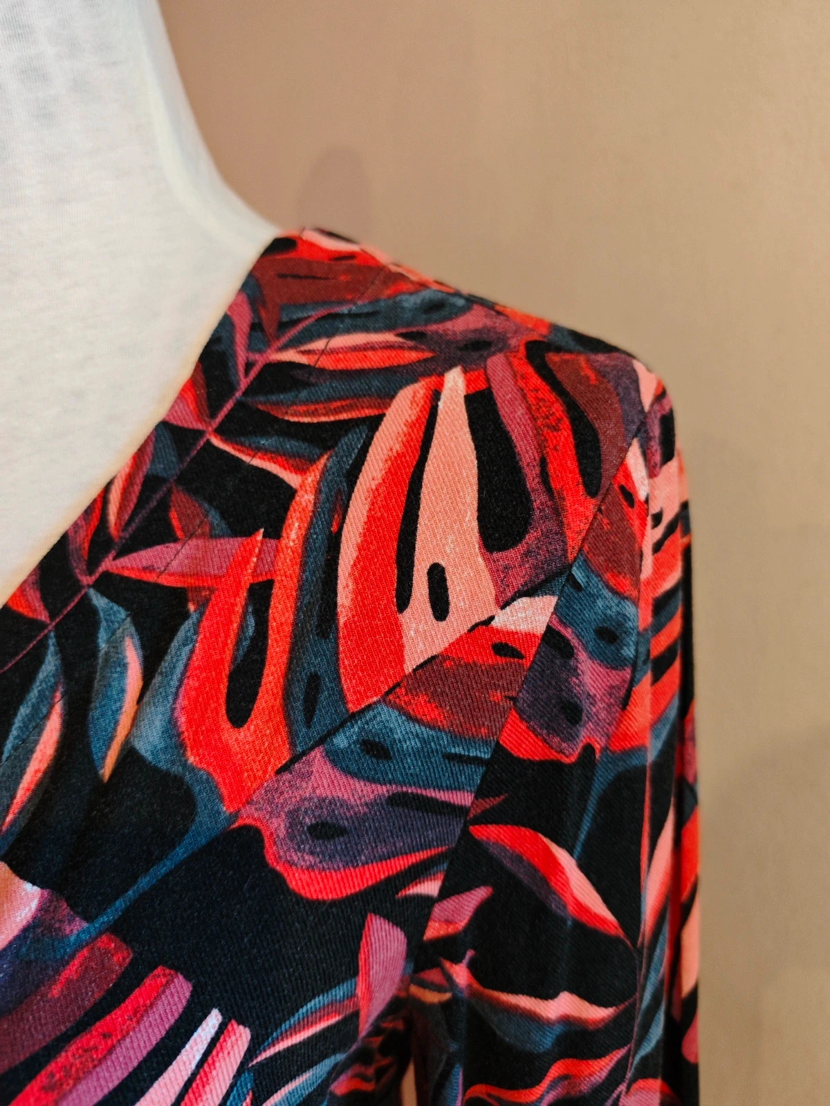 🌺Camisa con estampado floral tonos rojos, rosas y gris y fondo negro – taille XL / 42 / 14 4