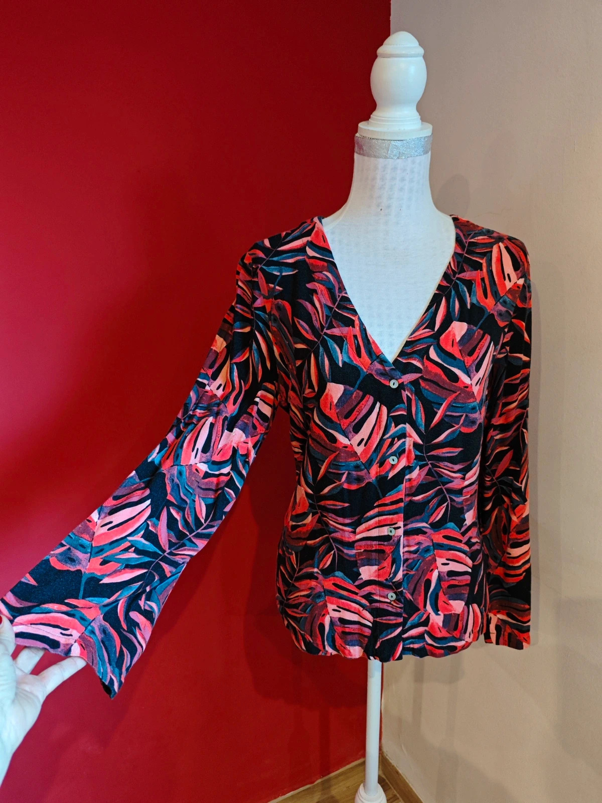 🌺Camisa con estampado floral tonos rojos, rosas y gris y fondo negro – taille XL / 42 / 14