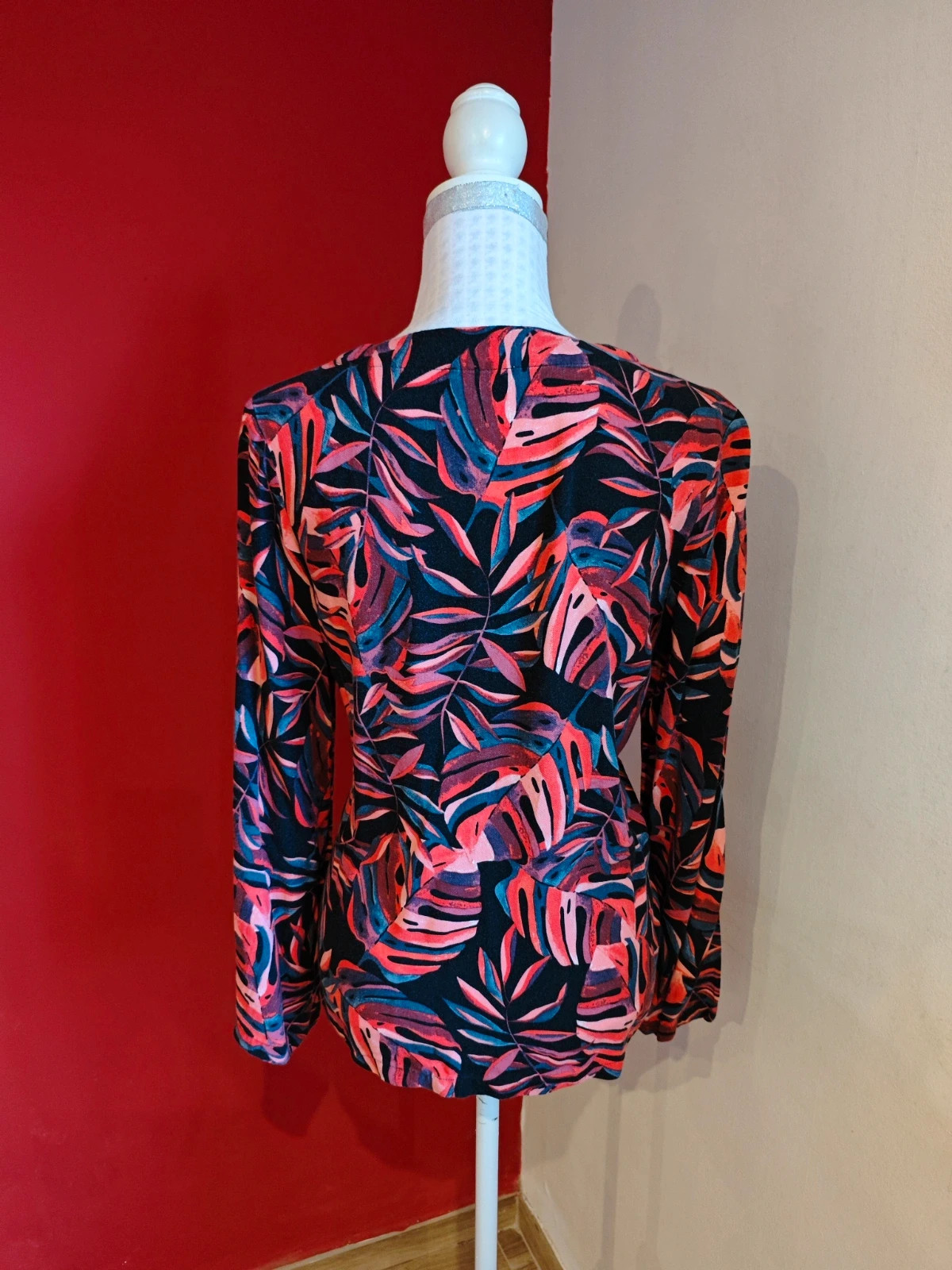 🌺Camisa con estampado floral tonos rojos, rosas y gris y fondo negro – taille XL / 42 / 14 5