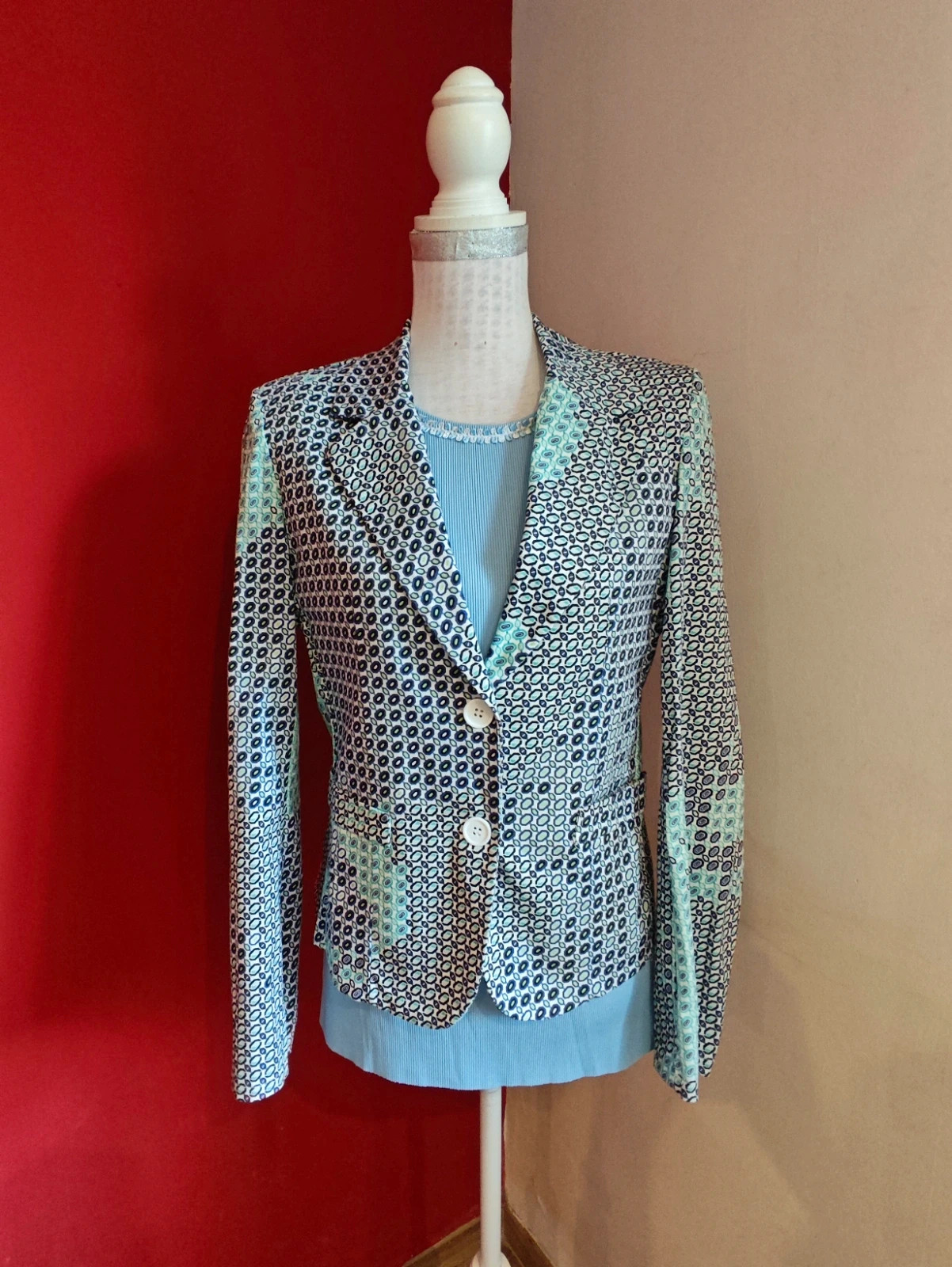 🌺Blazer entallada blanca con estampado geometrico tonos azul y verde