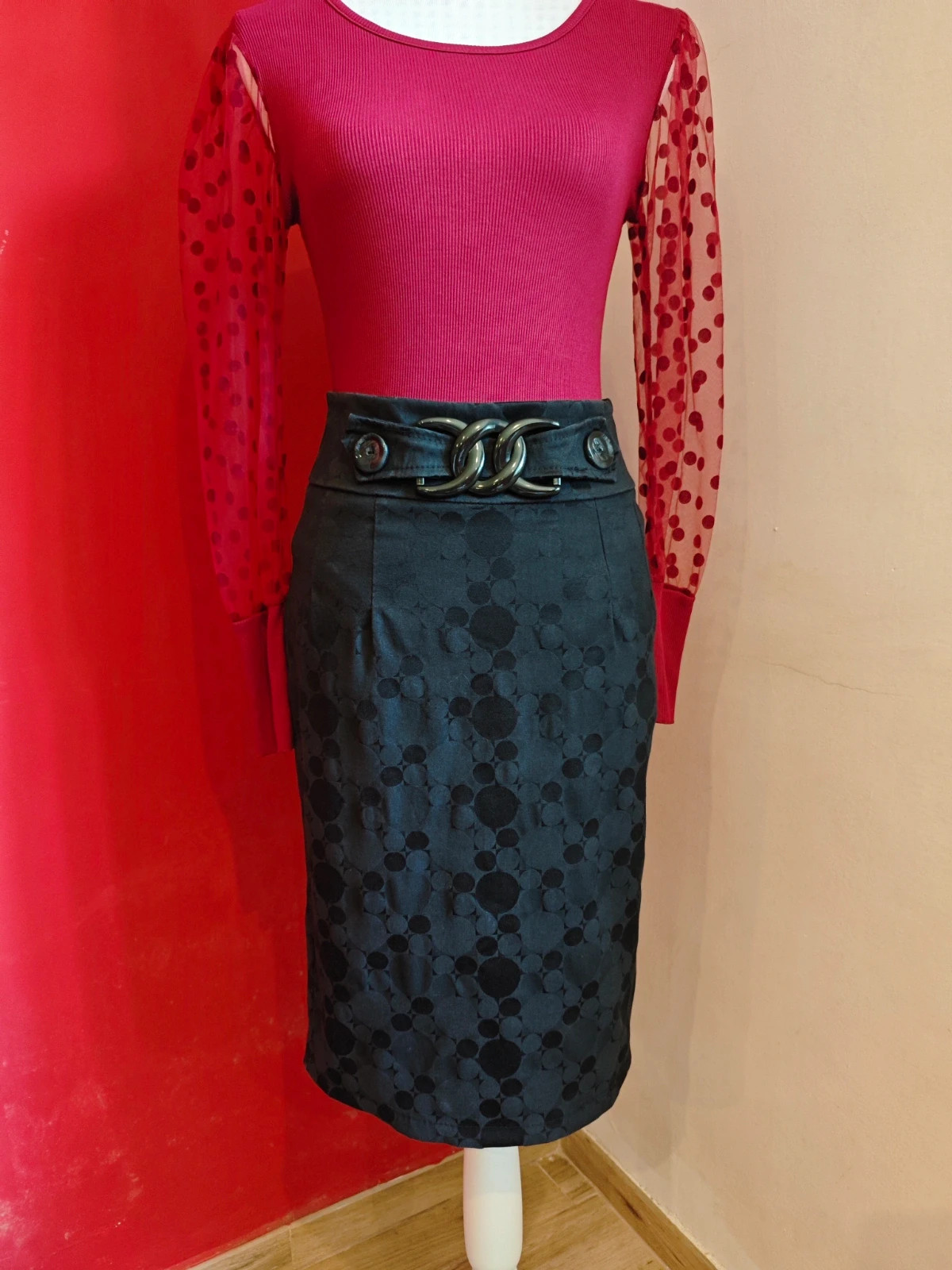 🌺 Preciosa falda entallada negra con círculos y broche en cintura