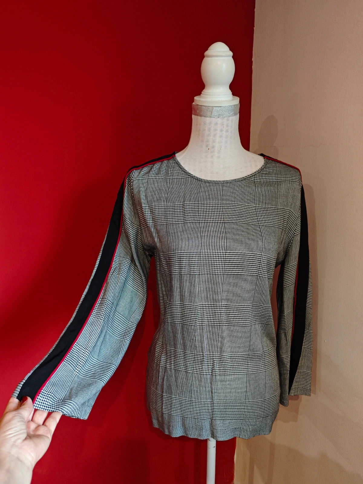🌺Blusa estampado pata de gallo negro y blanco, con laterales negro y rojo, talla M