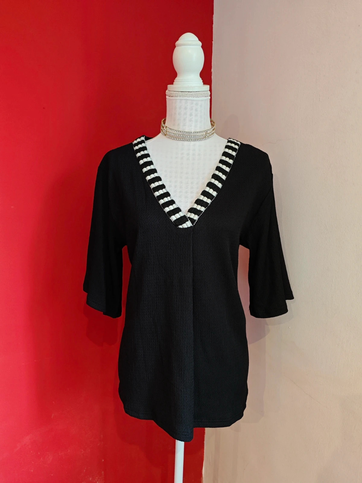 🌺 Elegante blusa negra con bordados negro y blanco en el cuello de pico – El Corte Inglés – taille XXL / 44 / 16 2