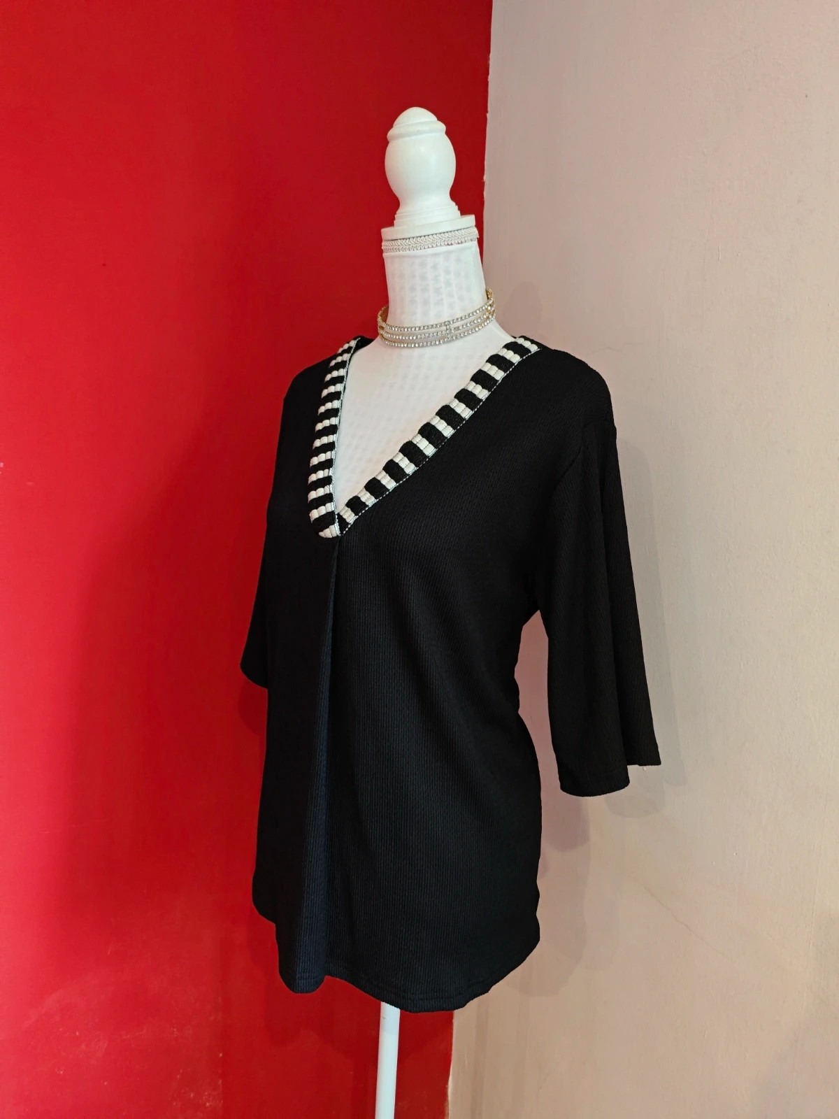 🌺 Elegante blusa negra con bordados negro y blanco en el cuello de pico – El Corte Inglés – taille XXL / 44 / 16 3
