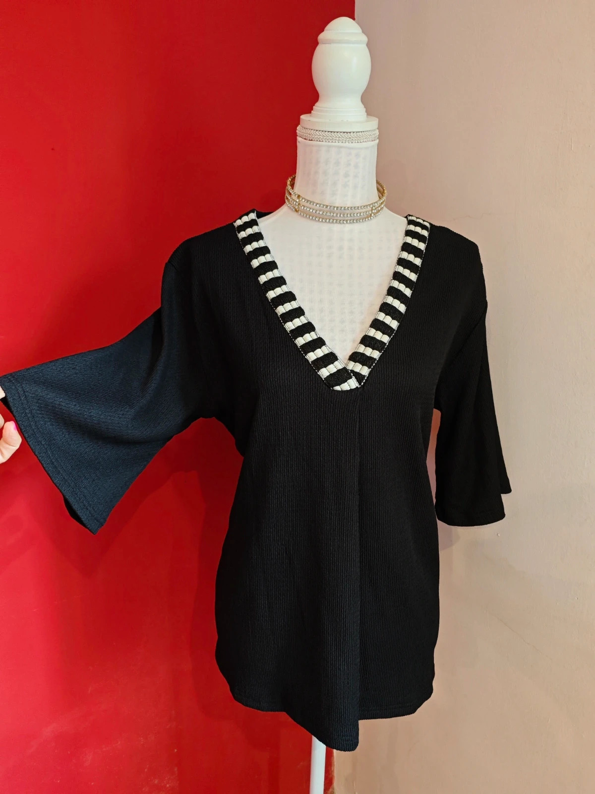 🌺 Elegante blusa negra con bordados negro y blanco en el cuello de pico