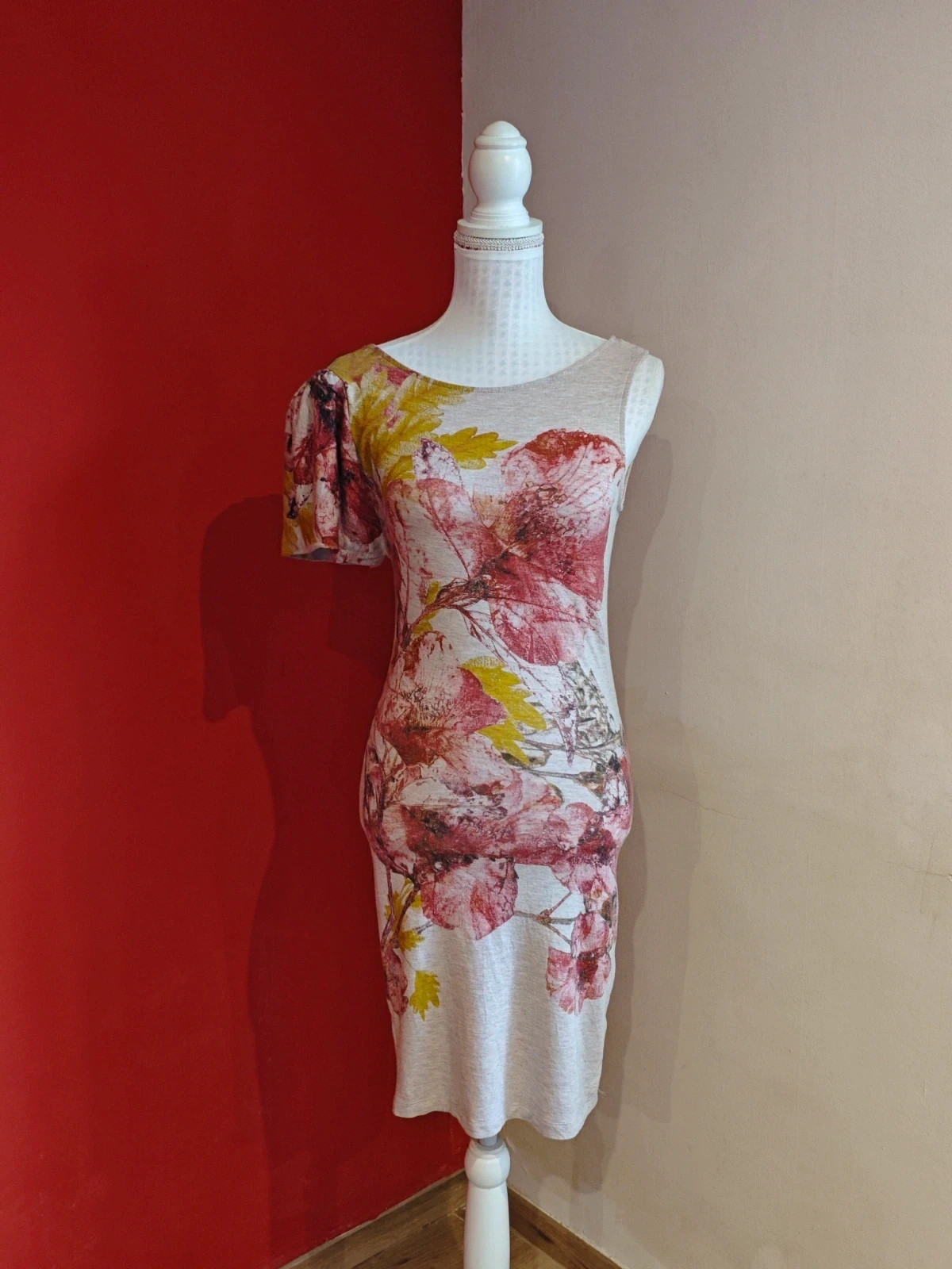 🌺 Original vestido de punto rosa con estampado floral granate y amarillo con manga solo en un hombro – taille S / 36 / 8 2