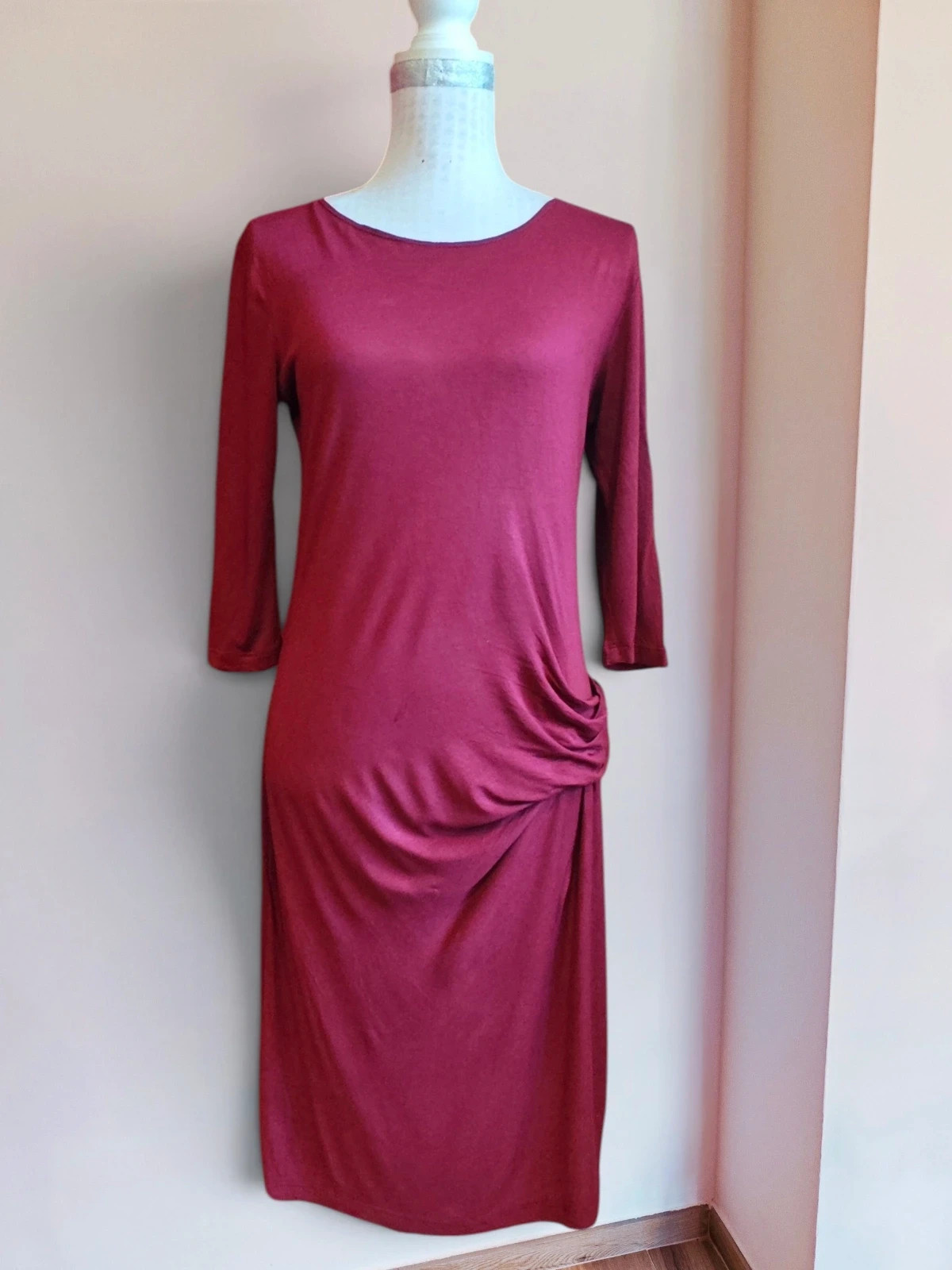 🌺 Original vestido de punto fino granate con drapeado en lateral