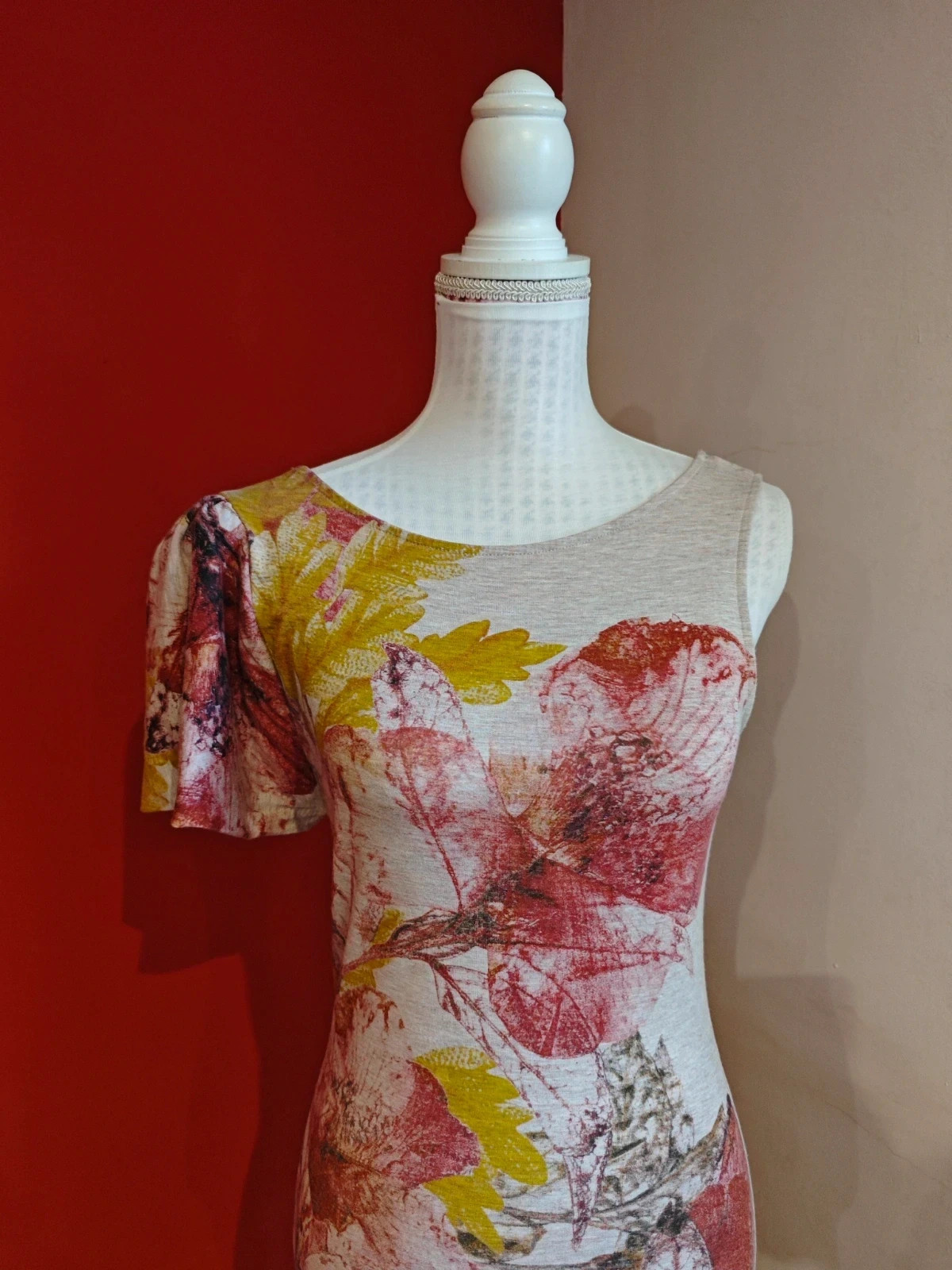 🌺 Original vestido de punto rosa con estampado floral granate y amarillo con manga solo en un hombro – taille S / 36 / 8 5