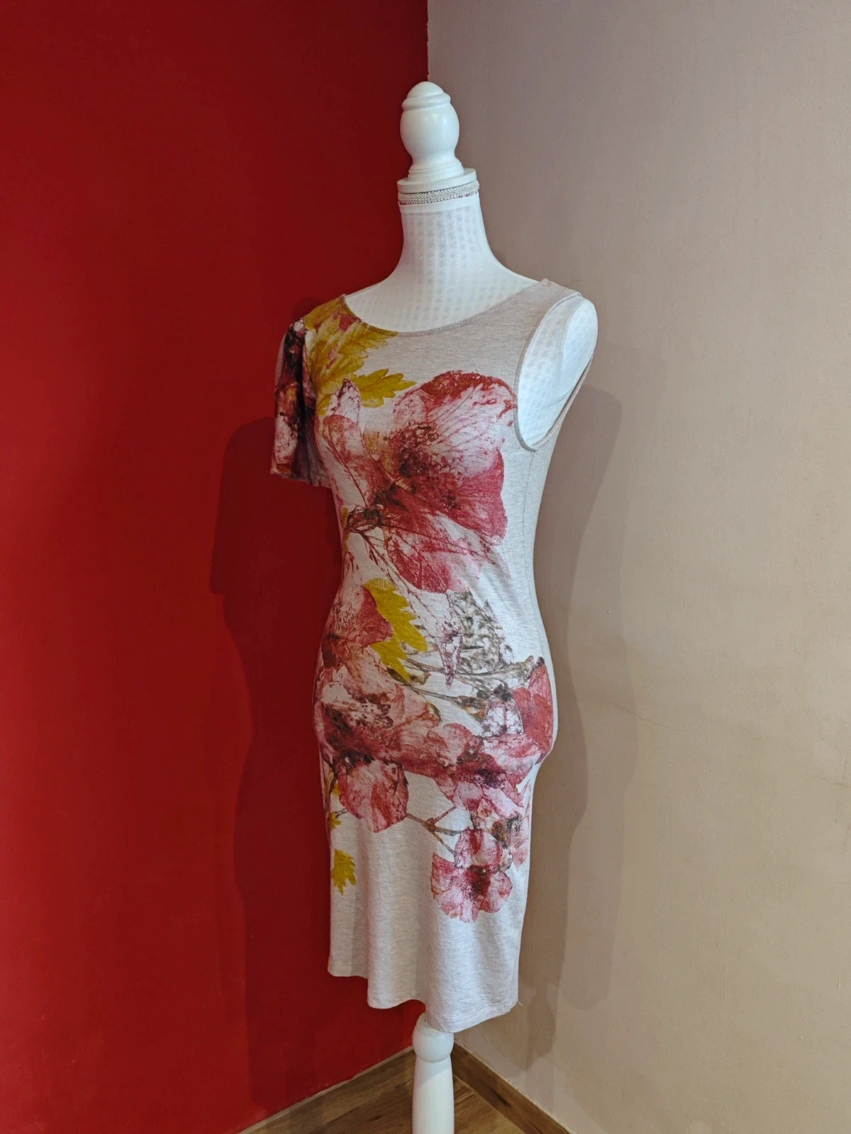 🌺 Original vestido de punto rosa con estampado floral granate y amarillo con manga solo en un hombro – taille S / 36 / 8 4