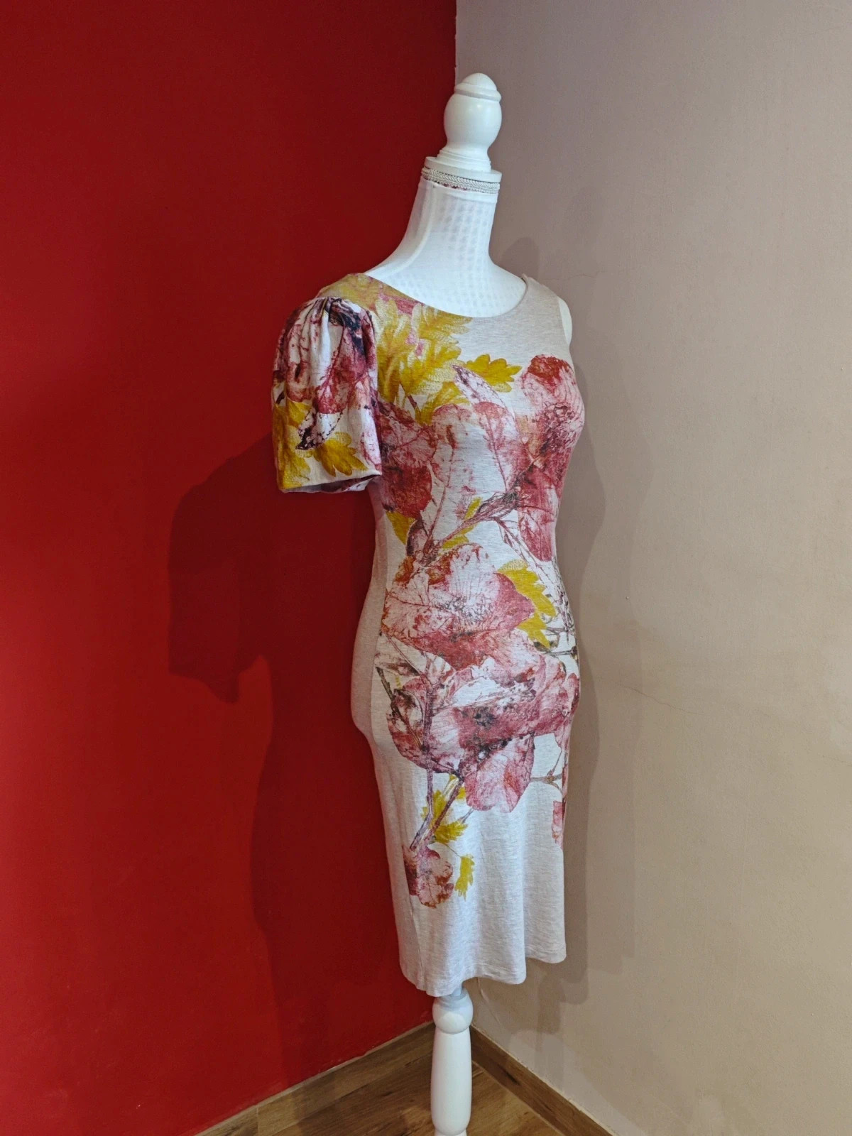 🌺 Original vestido de punto rosa con estampado floral granate y amarillo con manga solo en un hombro – taille S / 36 / 8 3
