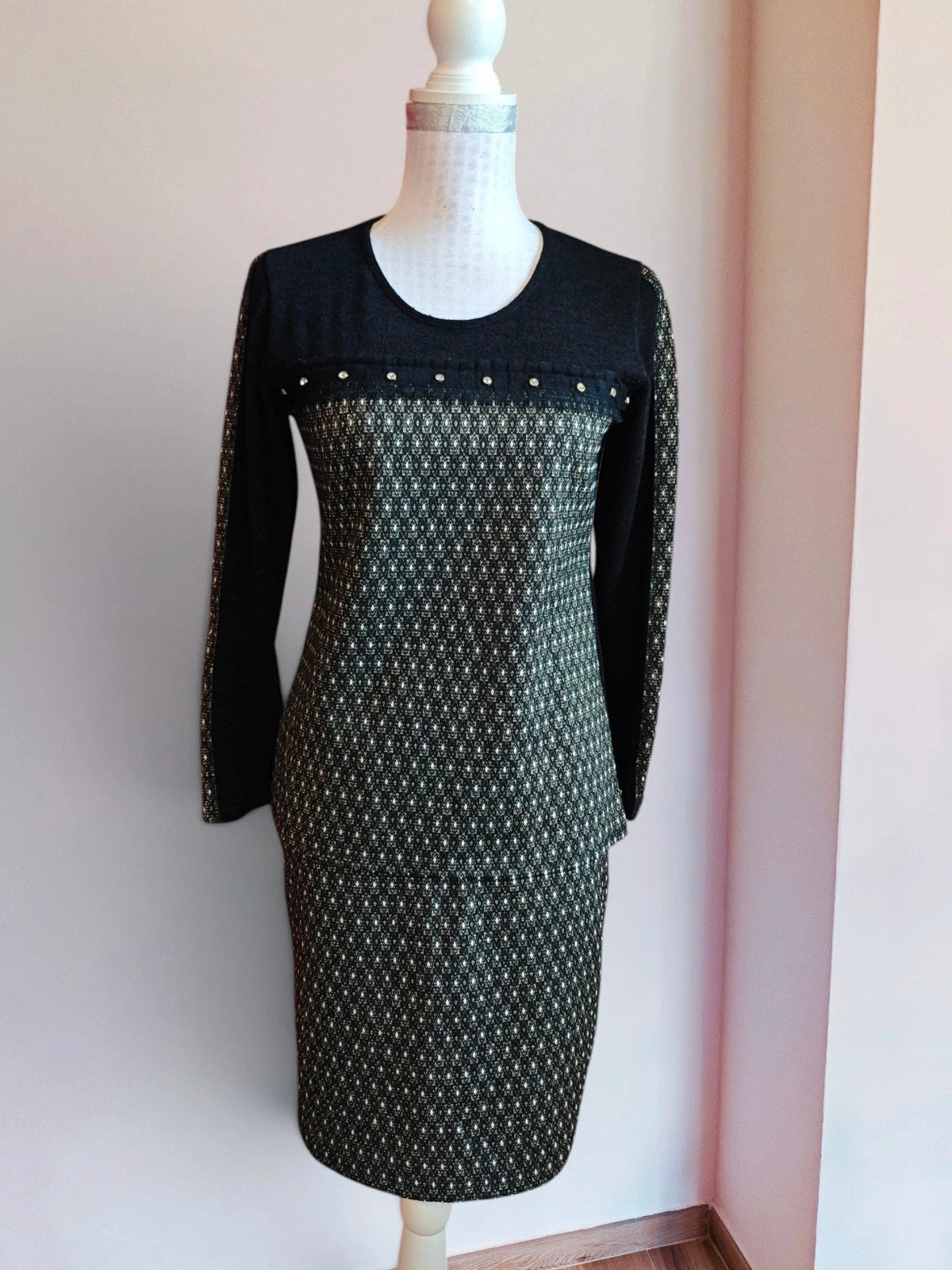 🌺 Super elegante conjunto de blusa y falda punto negro y figuras doradas y blanco con brillantes