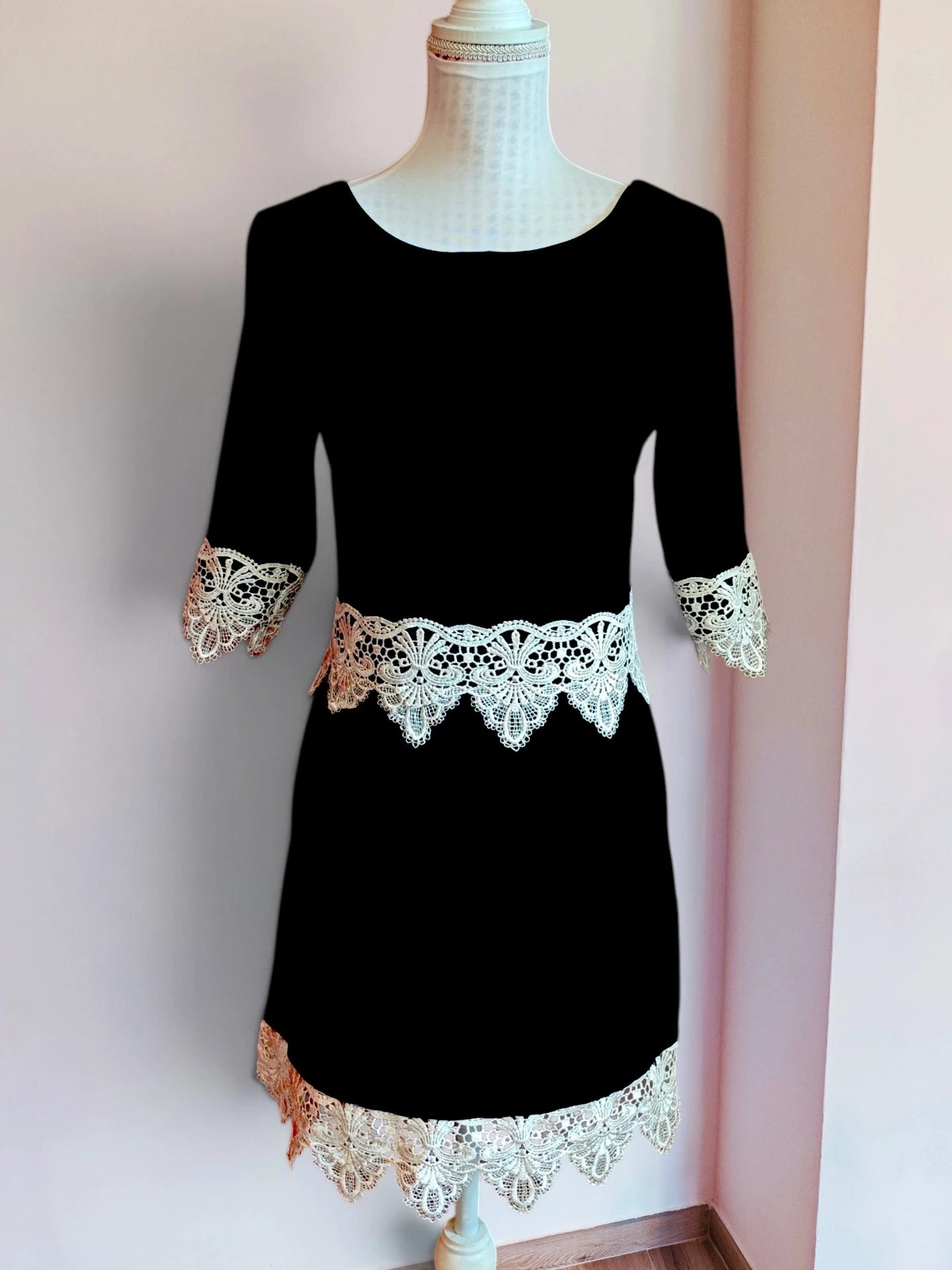 🌺Vestido entallado negro con crochet blanco en cintura mangas y bajo