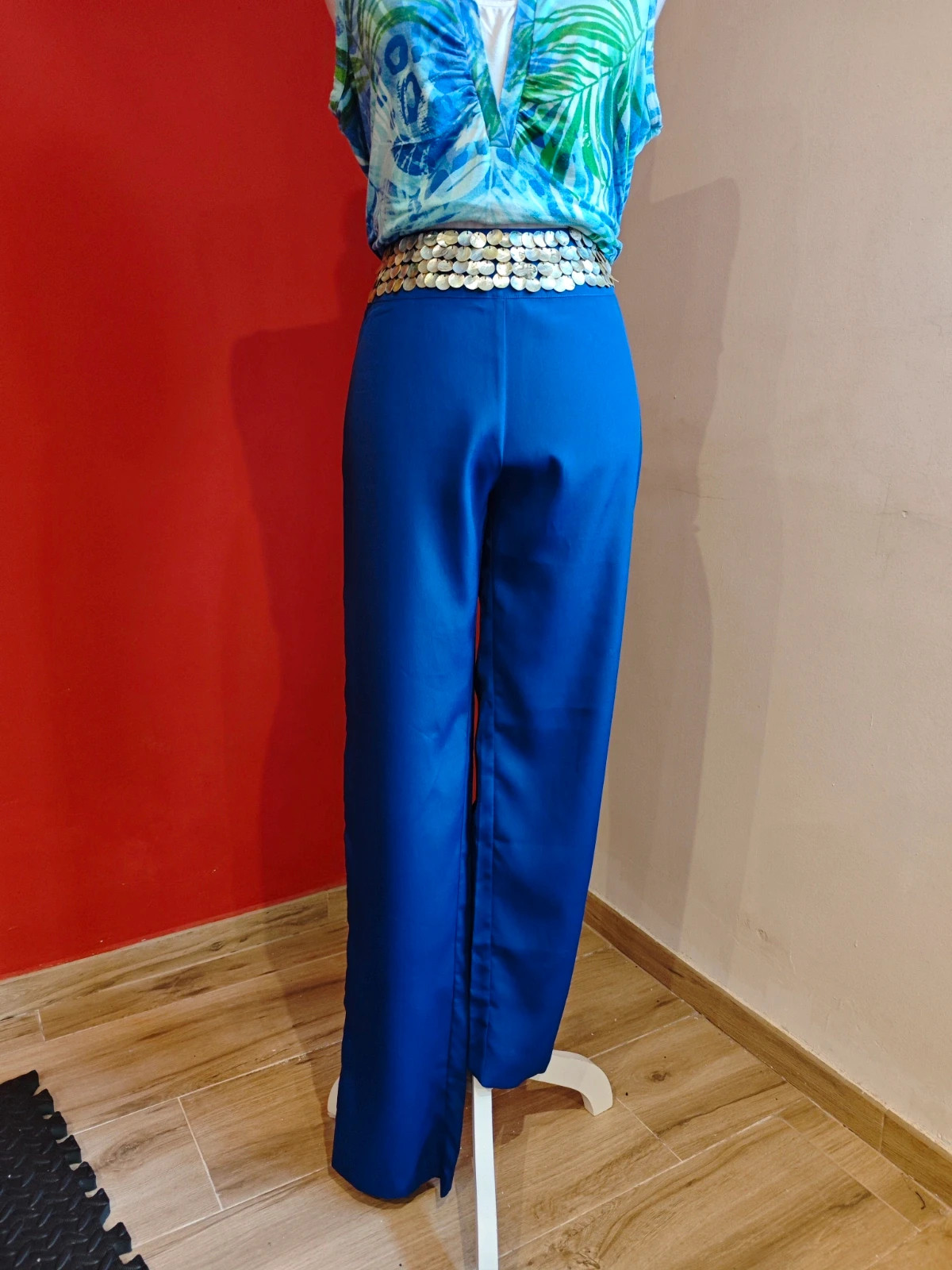 🌺Pantalón super especial azulón con abalorios circulares simil nacar en cintura
