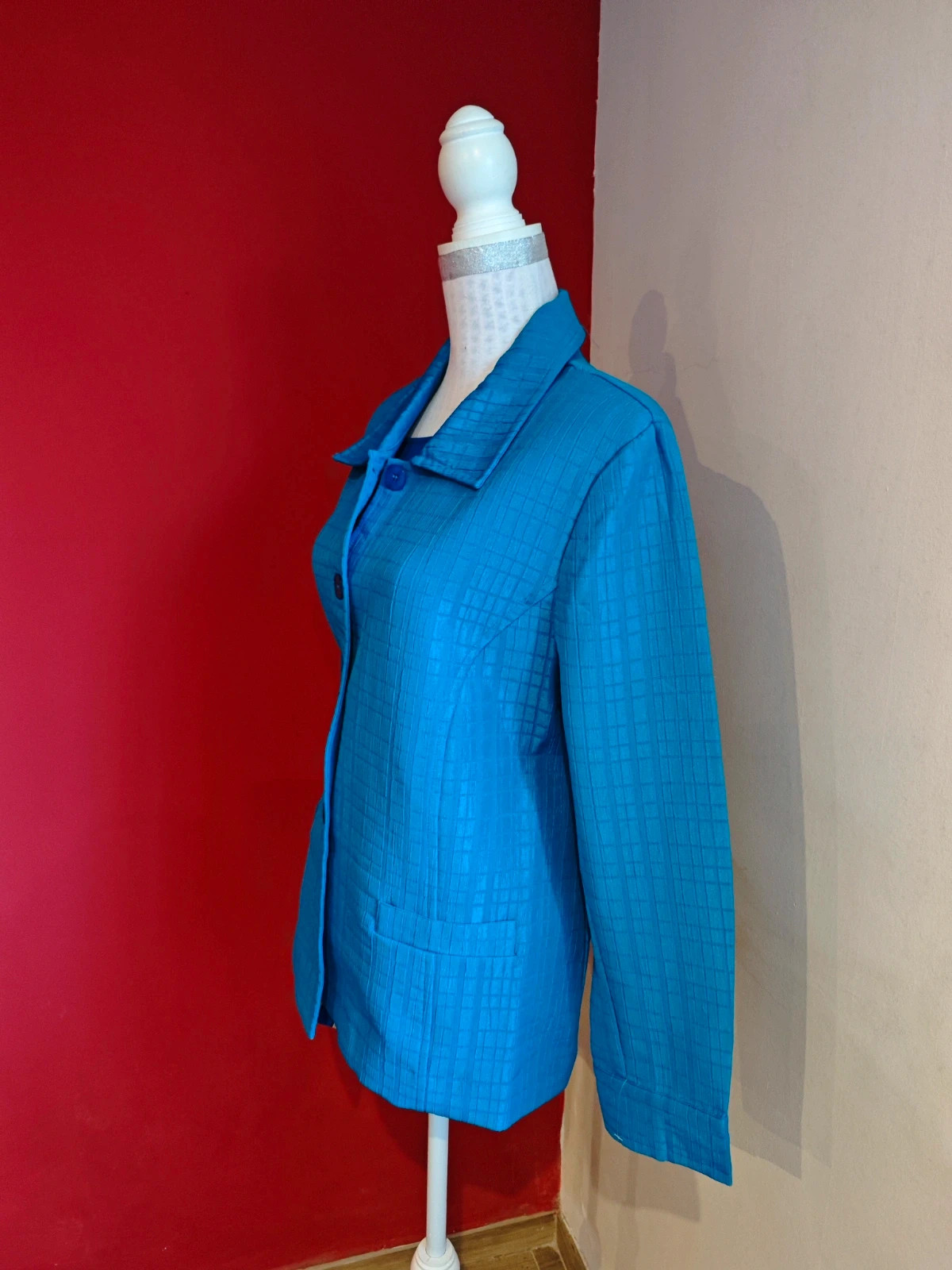 🌺 Blazer tono azulón con relieves y brillo, talla 52 – Nikki – taille 6XL / 52 / 24 4