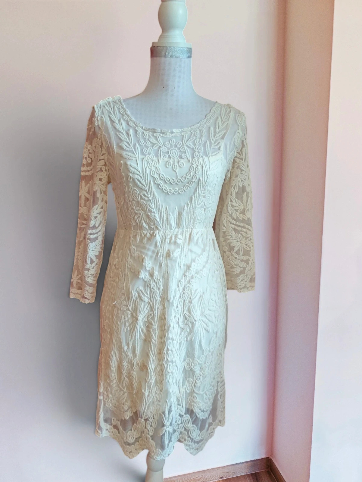 🌺 Precioso vestido de gasa con bordados tono crema y vestido interior, de Vila