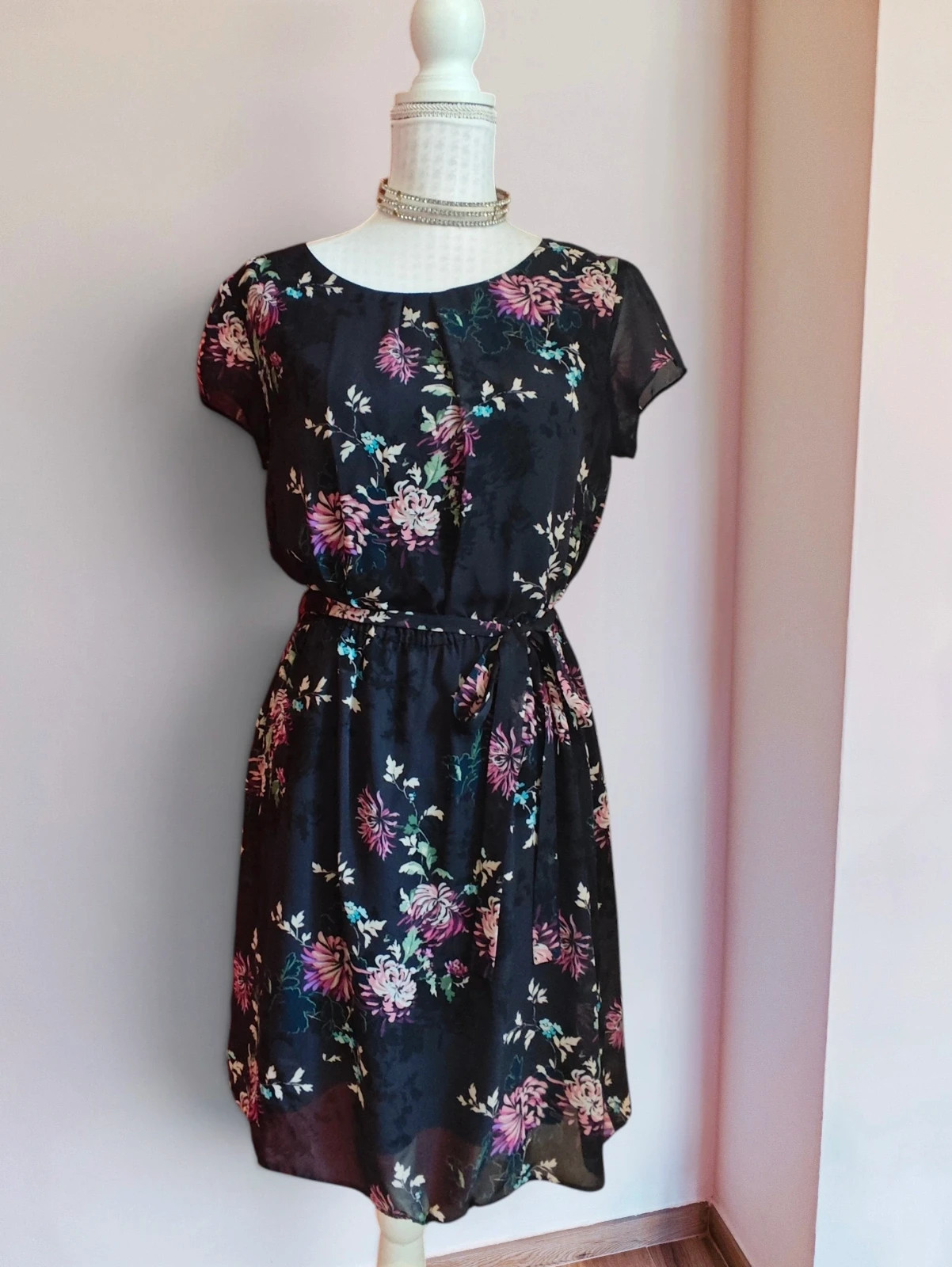 🌺 Bonito vestido de gasa negra con estampado floral