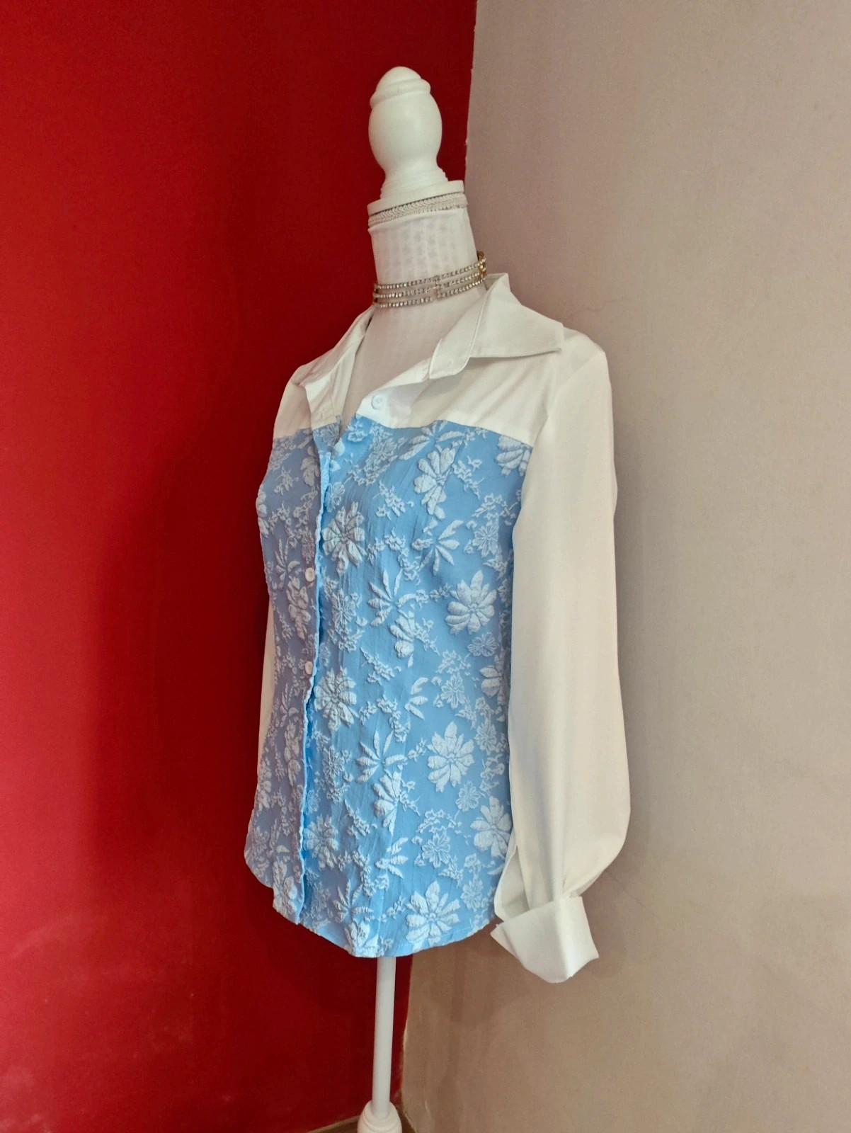 🌺 Original camisa blanca y azul claro con flores en relieve – taille XL / 42 / 14 2