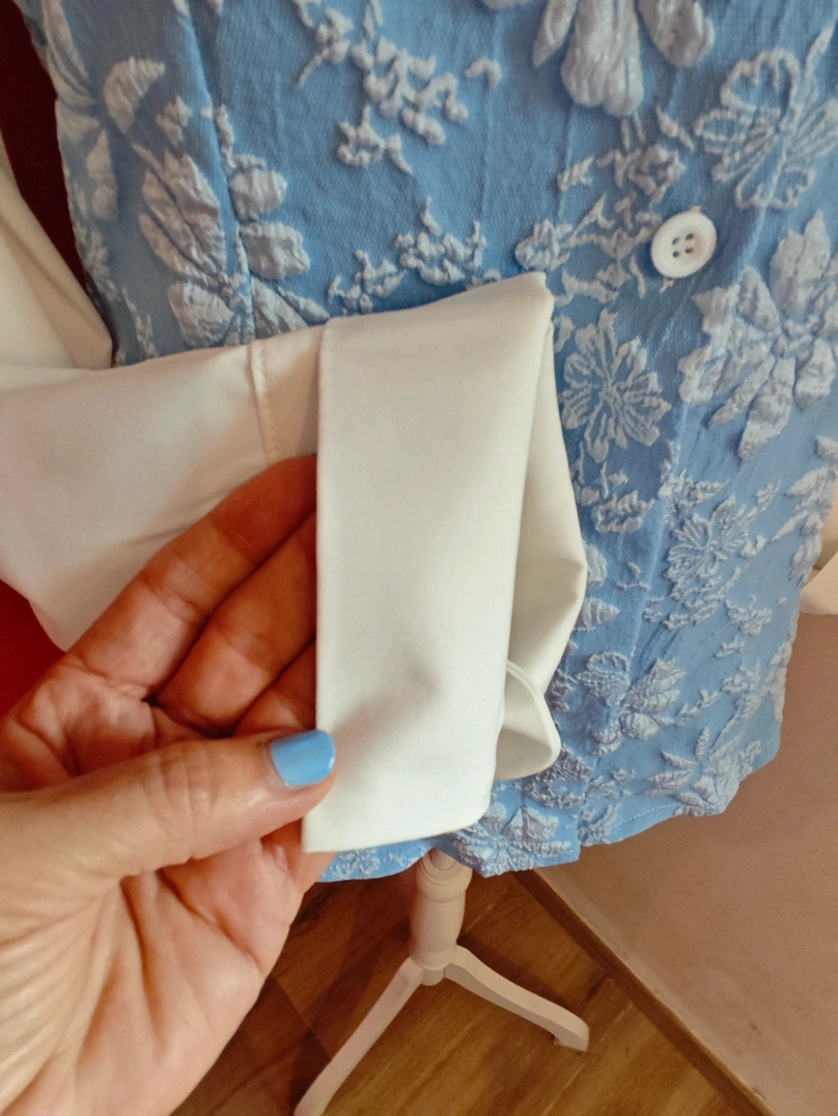 🌺 Original camisa blanca y azul claro con flores en relieve – taille XL / 42 / 14 4