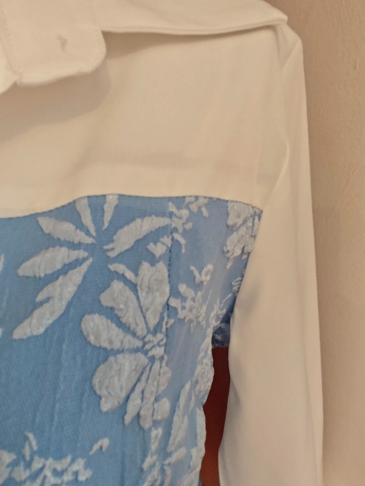 🌺 Original camisa blanca y azul claro con flores en relieve – taille XL / 42 / 14 3