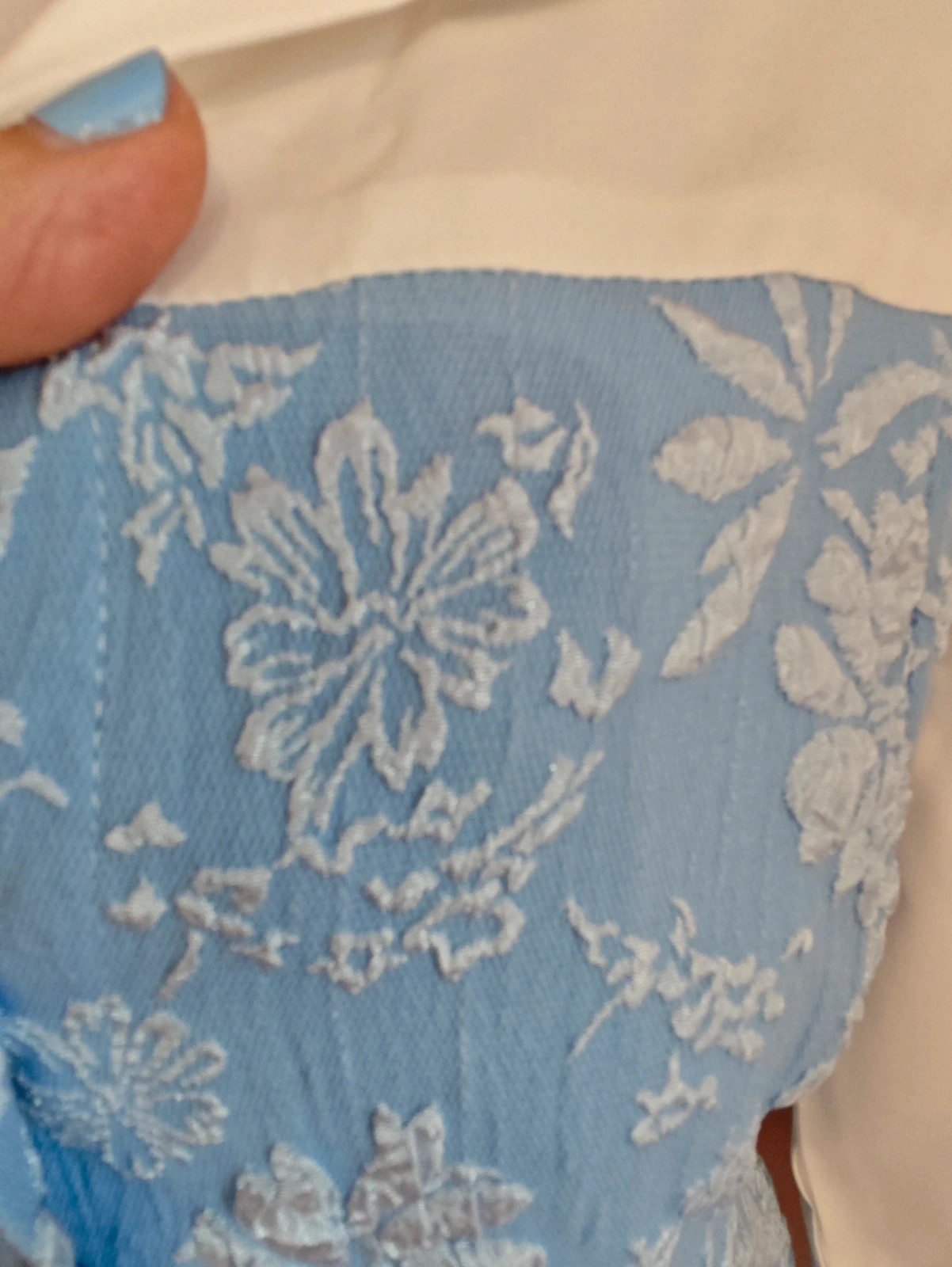 🌺 Original camisa blanca y azul claro con flores en relieve – taille XL / 42 / 14 5
