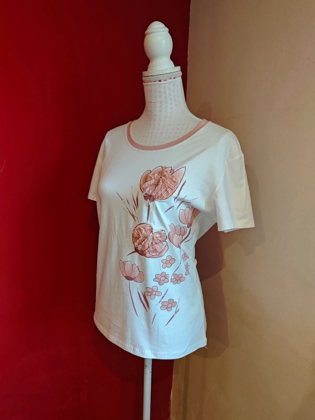 🌺Camiseta de algodón blanco con detalle de flores rosas con cinta de gasa